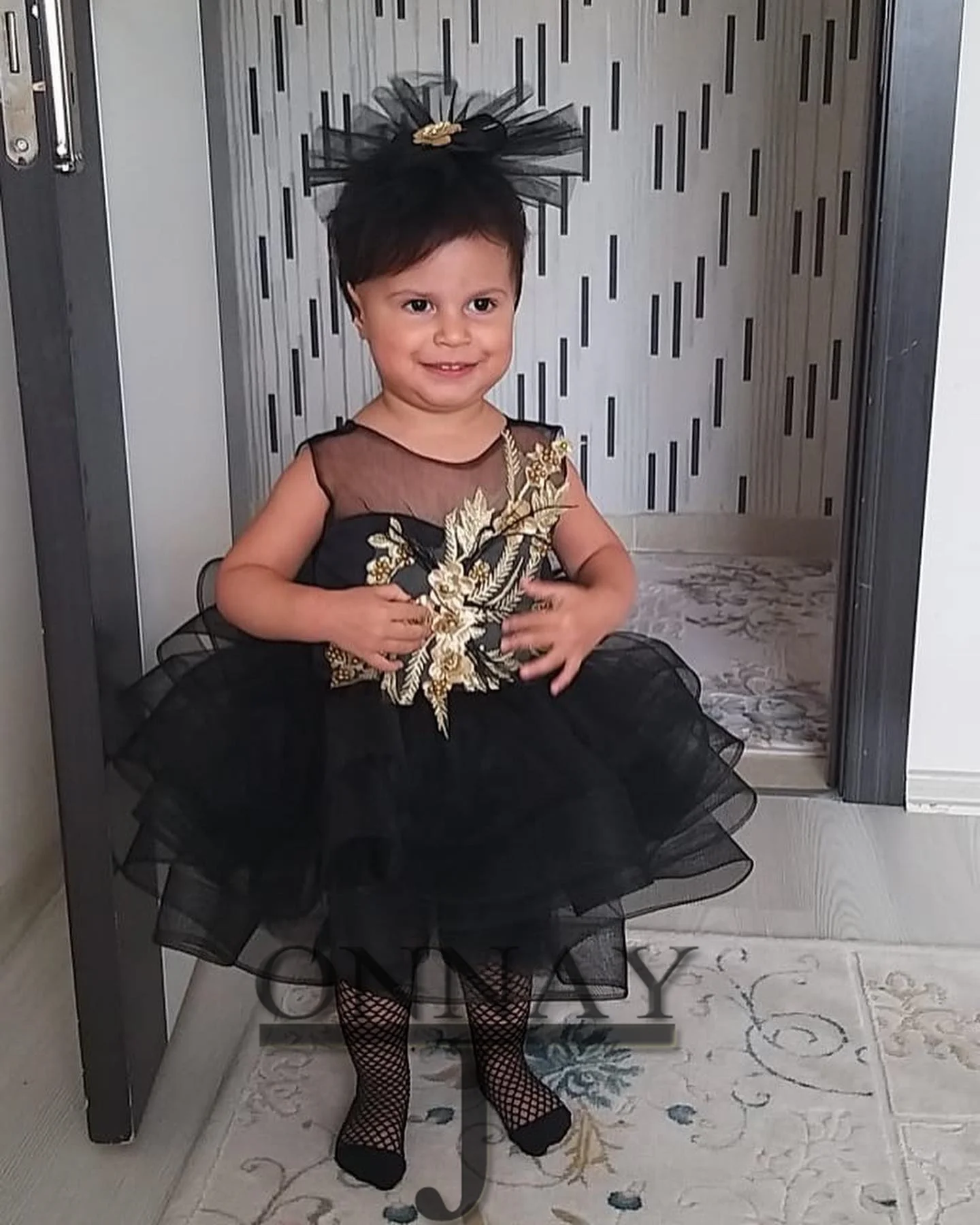 Maßgeschneidertes schwarzes Blumenmädchenkleid mit goldenen Spitzenapplikationen für Baby-Festzug, Kommunion, Robe De Demoiselle für Mädchen