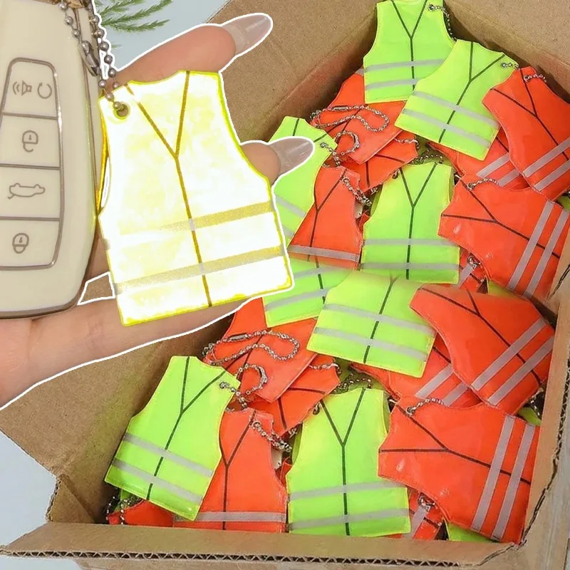 10/20Pcs Reflective Keychains Vest Shape Bright Growing in The Dark Adults Pets Backpack Pendants Reflective Keyrings Outdoor