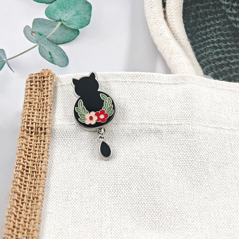 Niedliche Schwarze Katze Emaille-Pin Blumenkranz Anhänger-Brosche Kawaii Kätzchen Tropfenform Quasten-Abzeichen Tier-Reversnadel Schmuck Geschenk für Katzenliebhaber – Detail 5