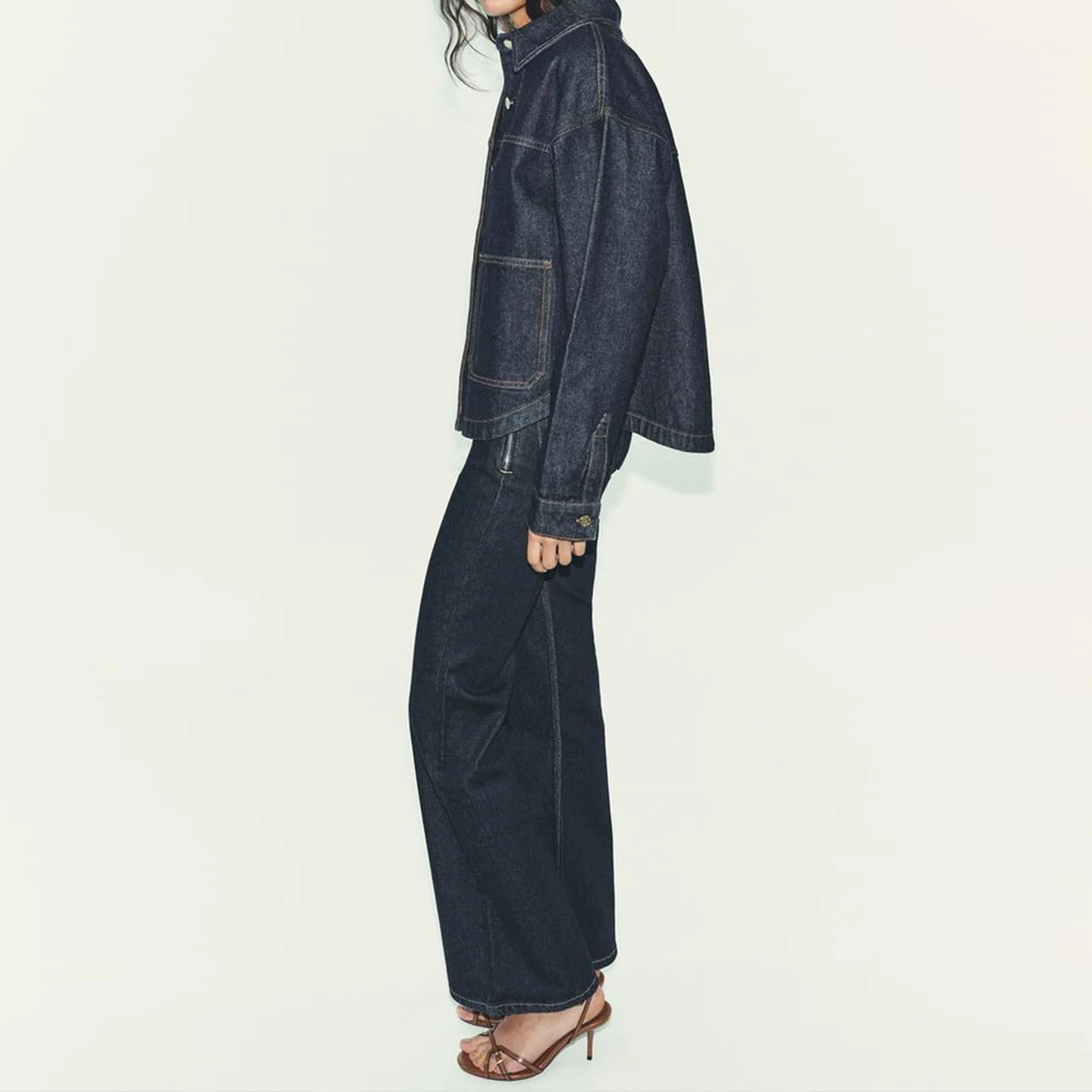 เสื้อแจ็คเก็ตยีนส์ผู้หญิง รุ่นใหม่ ฤดูใบไม้ร่วง ปี 2025 ตกแต่งด้วยผ้าเดนิม สไตล์ลำลอง ปกเสื้อแบบยาว ติดกระดุม