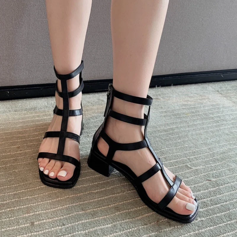 

Модные удобные сандалии на толстом каблуке с застежкой-молнией сзади и широкими полосками, новинка лета 2025, высококачественные женские ботинки на полой подошве