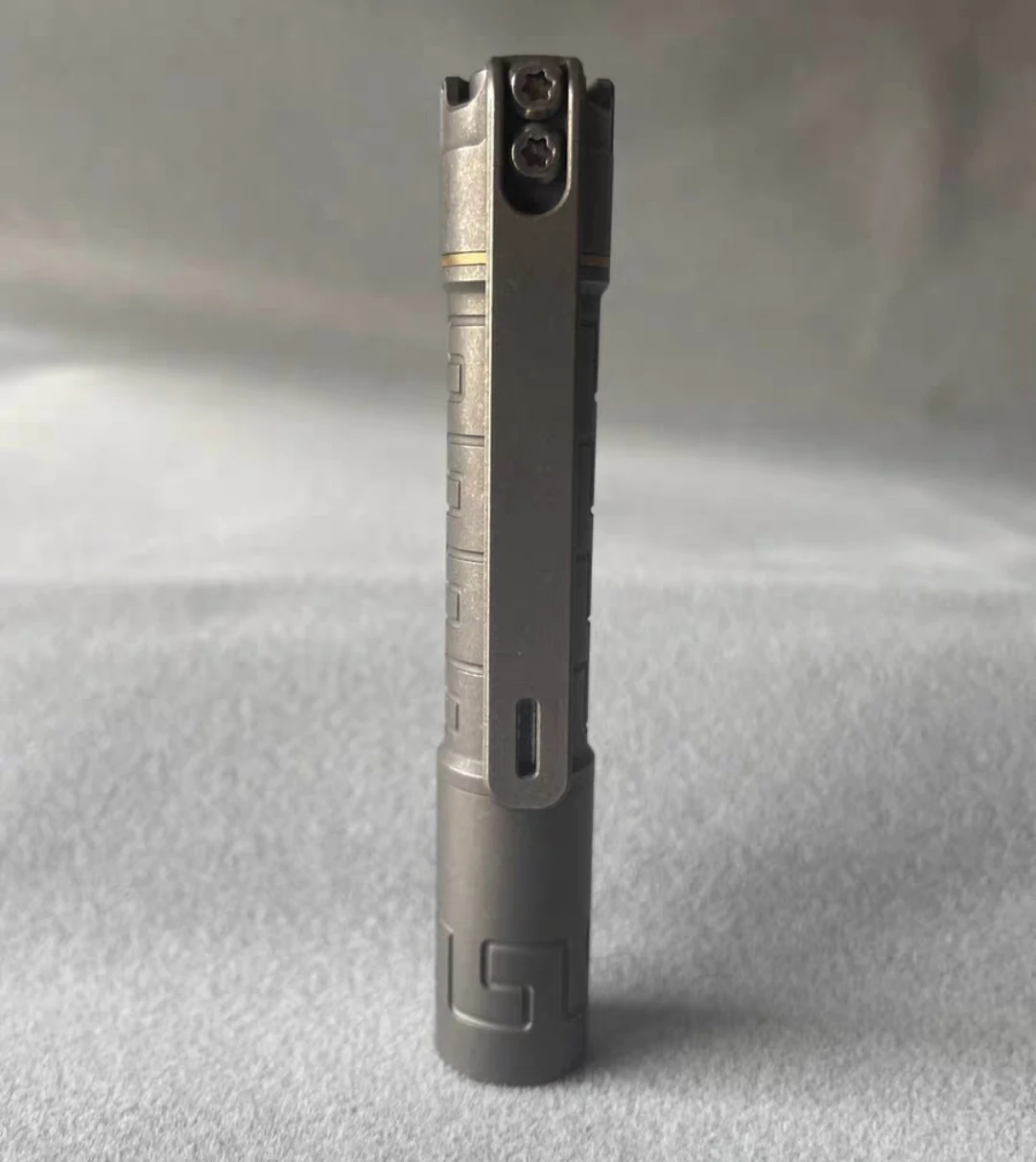 

Титановый мини-фонарик EDC с эффектом stonewashed, на батарейках AAA/10440 (батарейки в комплект не входят)