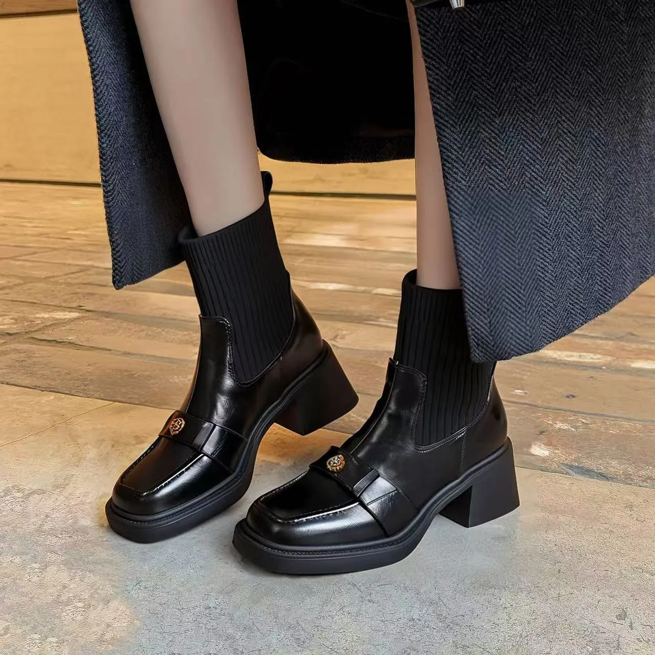 2026 Frühling Britische Camellia Square-Toe Sock Boots – Stretch-Stiefeletten aus weichem Leder, schmal geschnitten, mittelhoher Blockabsatz, Pendlerstiefel – Detail 1