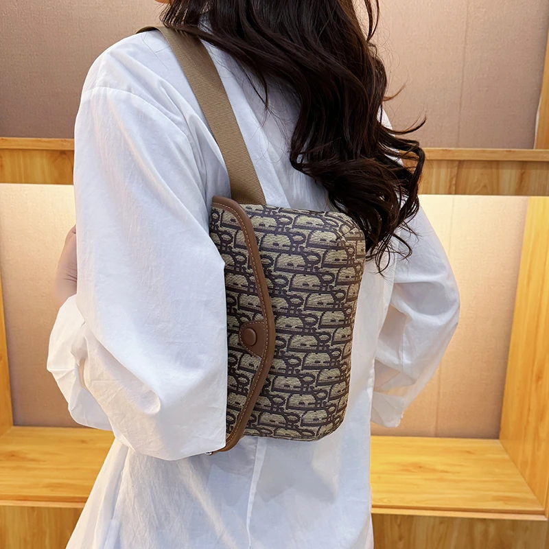 

Luxury Women's Leather Shoulder Tote Bag Elegant Classic Designer Crossbody Handbag For Modern Stylish Ladies