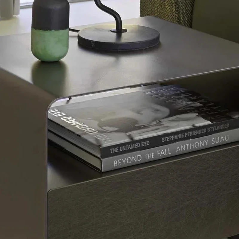 

Стильный современный прикроватный столик в индустриальном стиле из металла для спальни