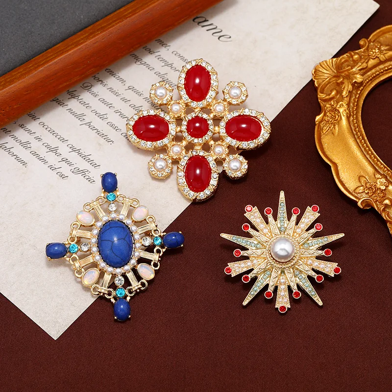 Women Creaive Brand Baroque Style Palace Crystal Cross Brooch Badges Classic Middle Metal Pins Party Banquet Accessories Jewelry
