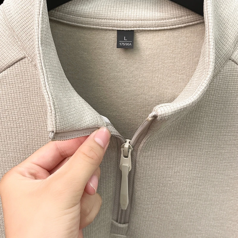 Herbst Neuer Komfortabler Samt-Pullover mit Reißverschluss und Halbhohem Kragen, Modischer Schriftzug, Exquisite Stickerei, Warmes Herren-Strick-T-Shirt – Detail 4