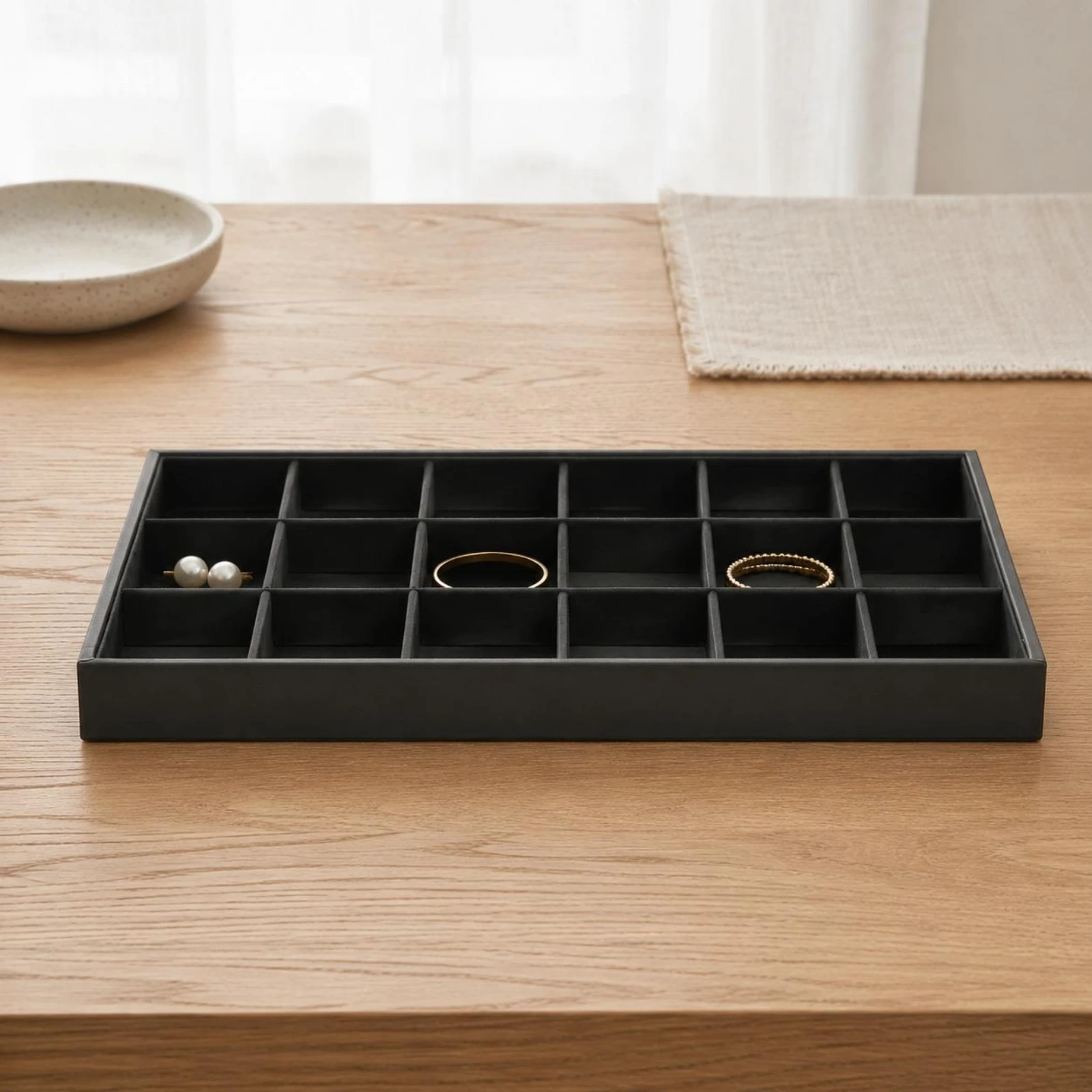 黒のpuレザー製ジュエリートレイ、側面が高くなった黒のジュエリートレイ、浅いデザインで省スペース