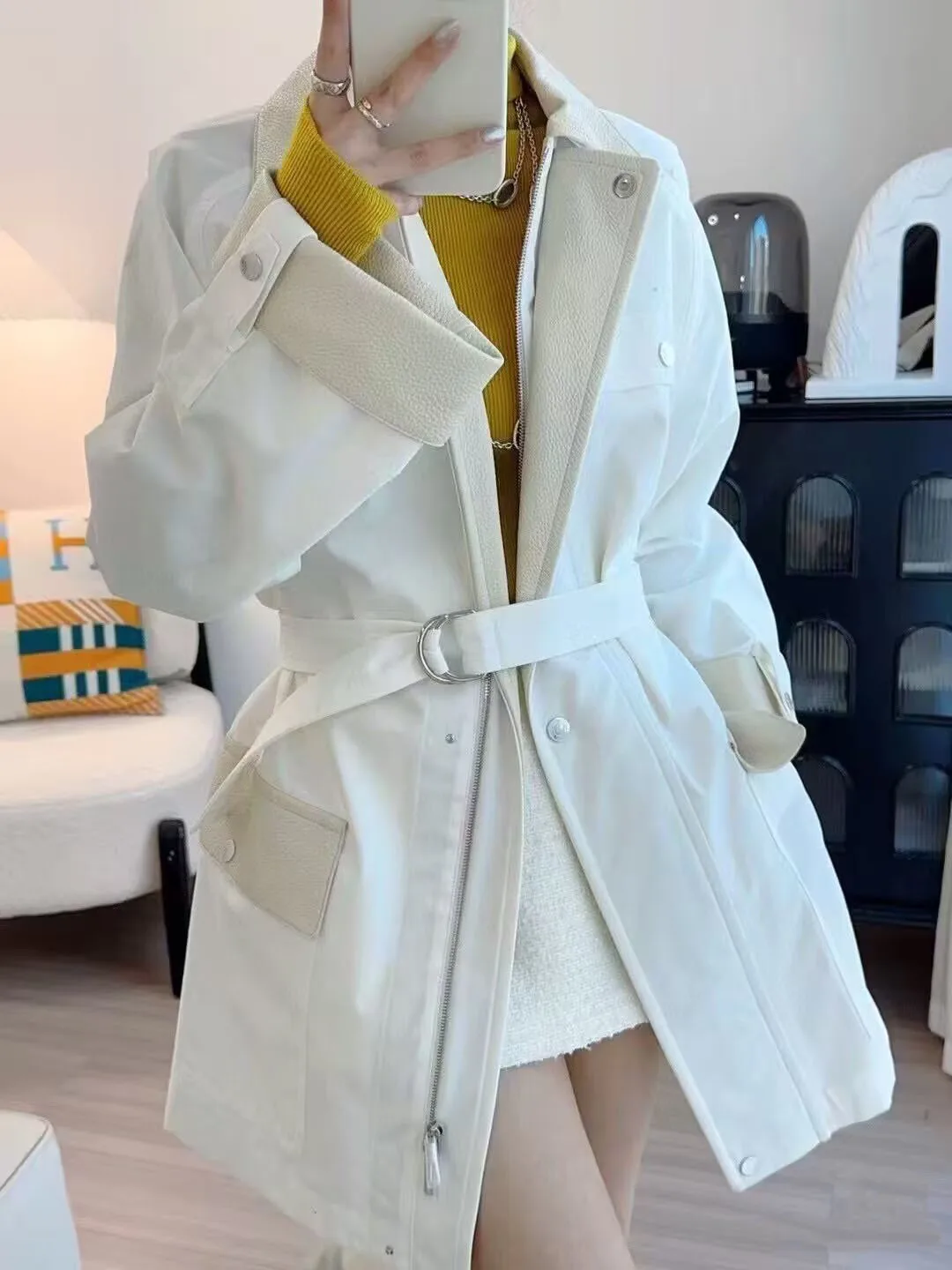 2025 Nieuwe Herfst Luxe Schapenvacht Leer Patchwork Witte Trenchcoat Vrouwen Revers Rits Lange Mouw Slanke Riem Vintage Overjas