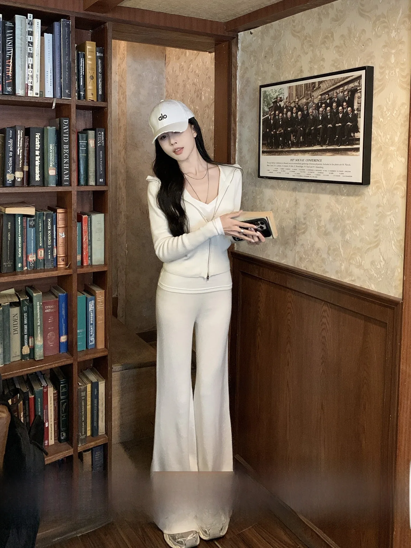 

Весенний новый повседневный белый комплект: укороченное худи с зауженным кроем и брюки-клеш для женщин, модный комплект из полиэстера с длинными рукавами на молнии