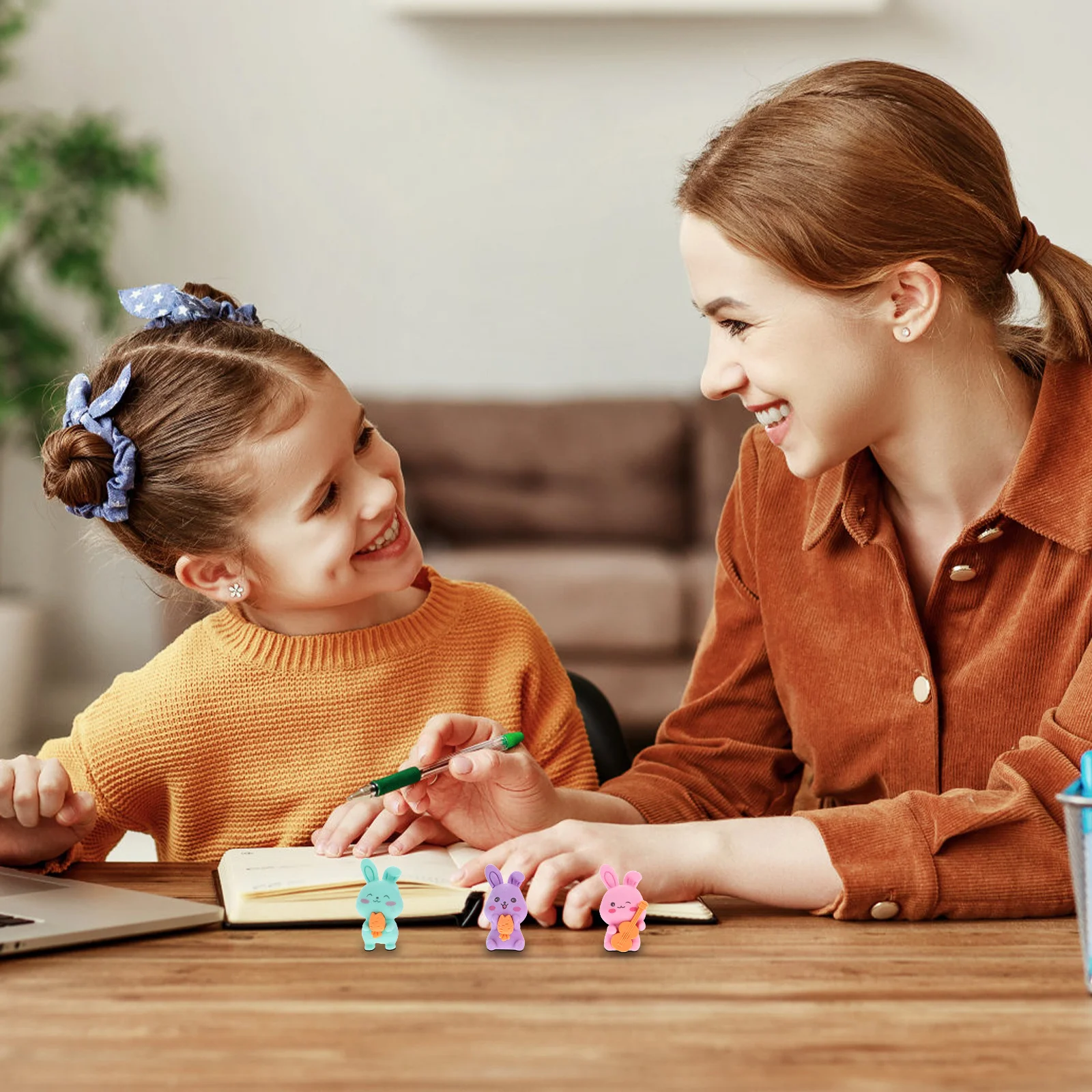 10 個のかわいい漫画のウサギの消しゴムバニーの形の創造的な学校の教室の賞品パーティーの記念品子供用品かわいい