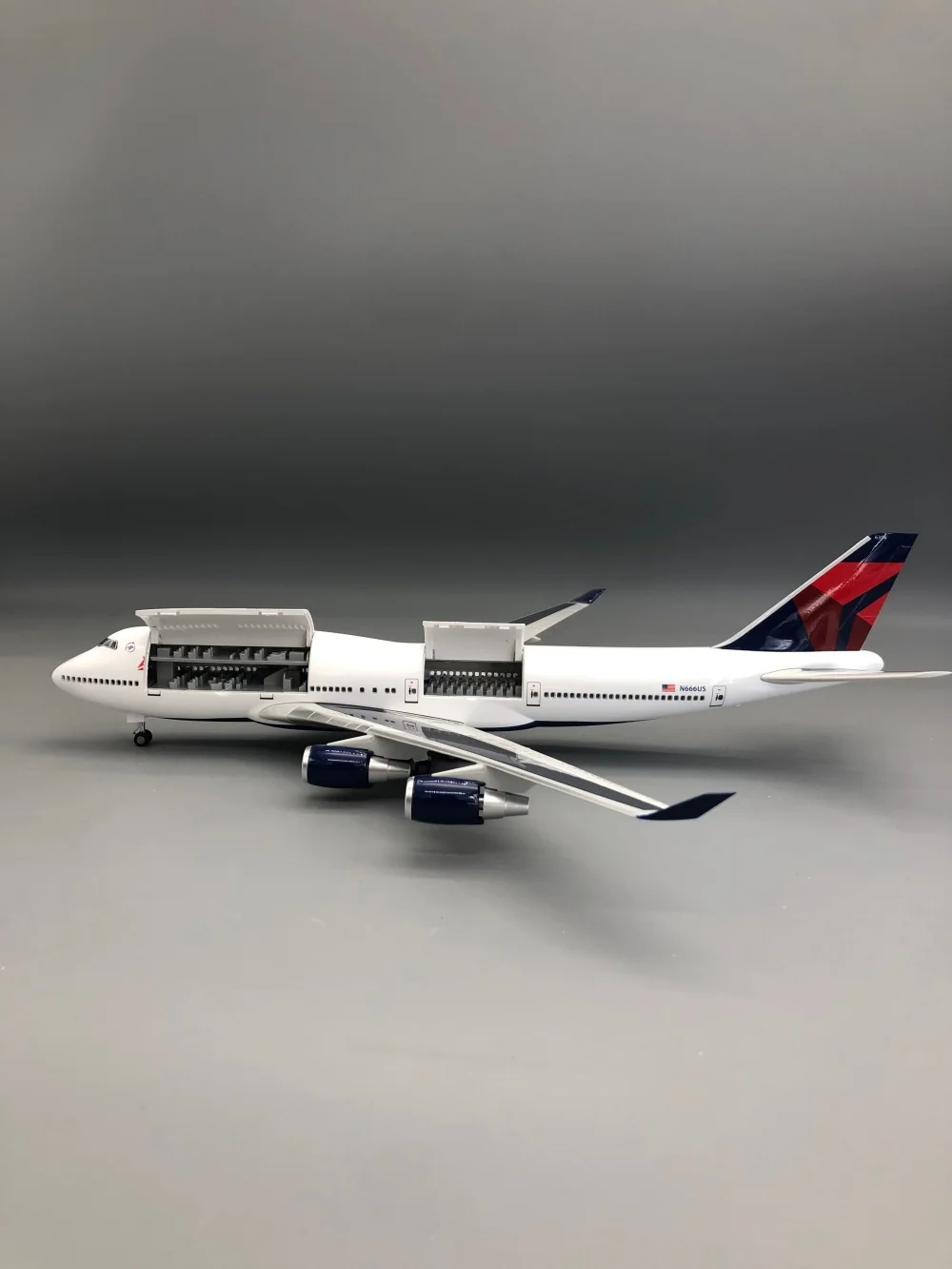

Модели самолетов в масштабе 1:150, 47 см, Delta Airways B747, коллекционная статическая авиационная модель из смолы с подсветкой и подставкой, открывающиеся люки