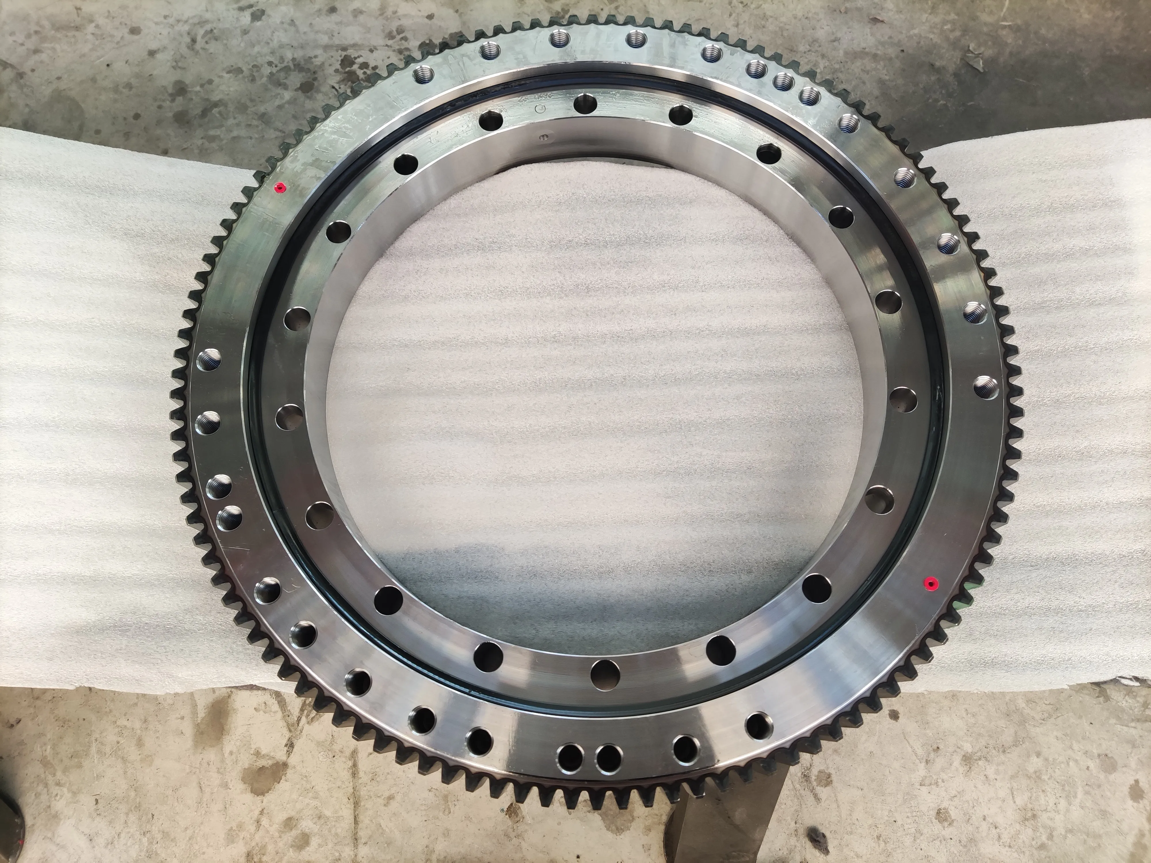 LYJW small-diameter Slewing Bearing For Outdoor Playground Rotating Large Equipment EB1.25.1155.200-1STPN 01088000 01094700