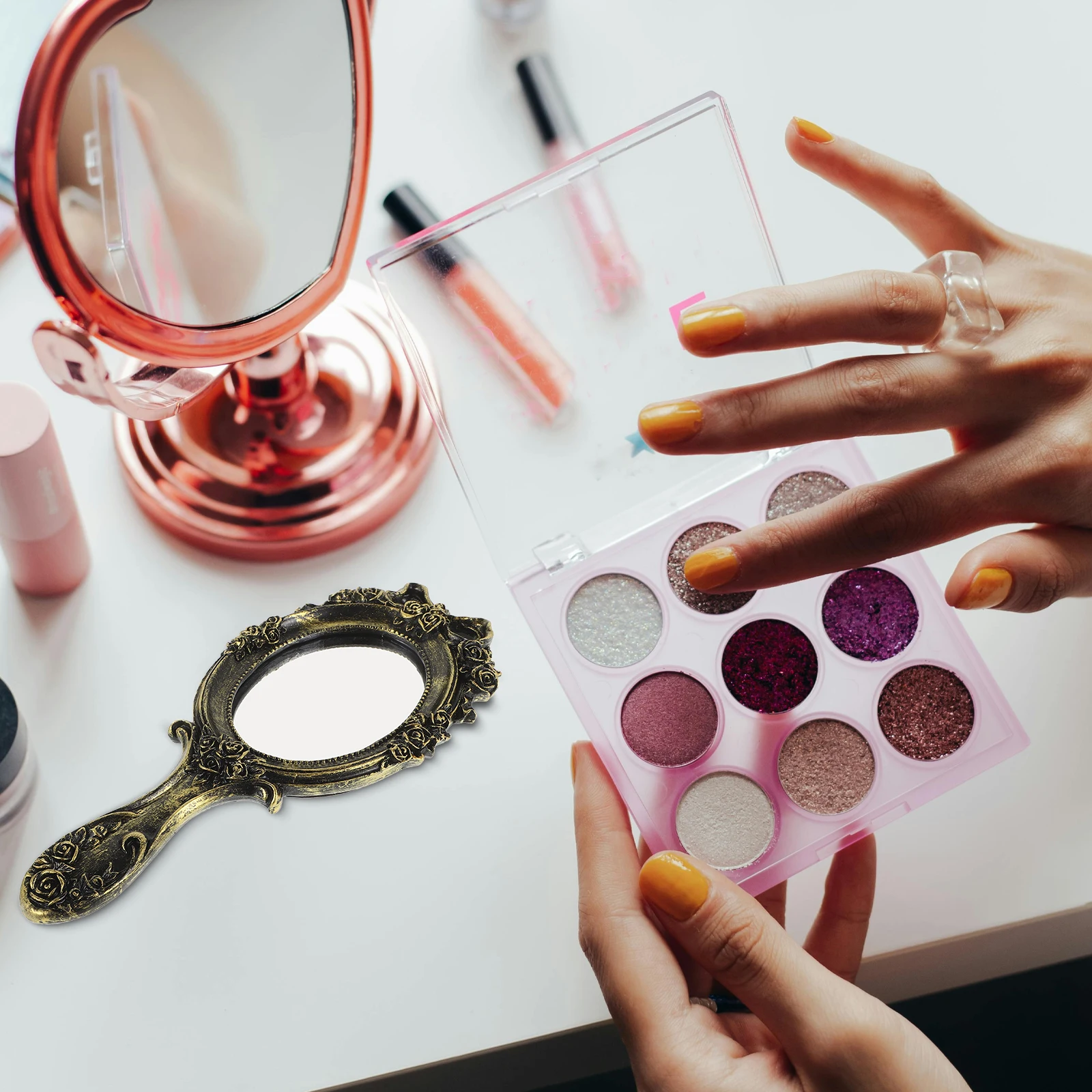 

Retro Handheld Makeup Vintage Baroque Style Embossed Resin Compact Portable Elegant Cute Travel Vanity Decorative Dresser