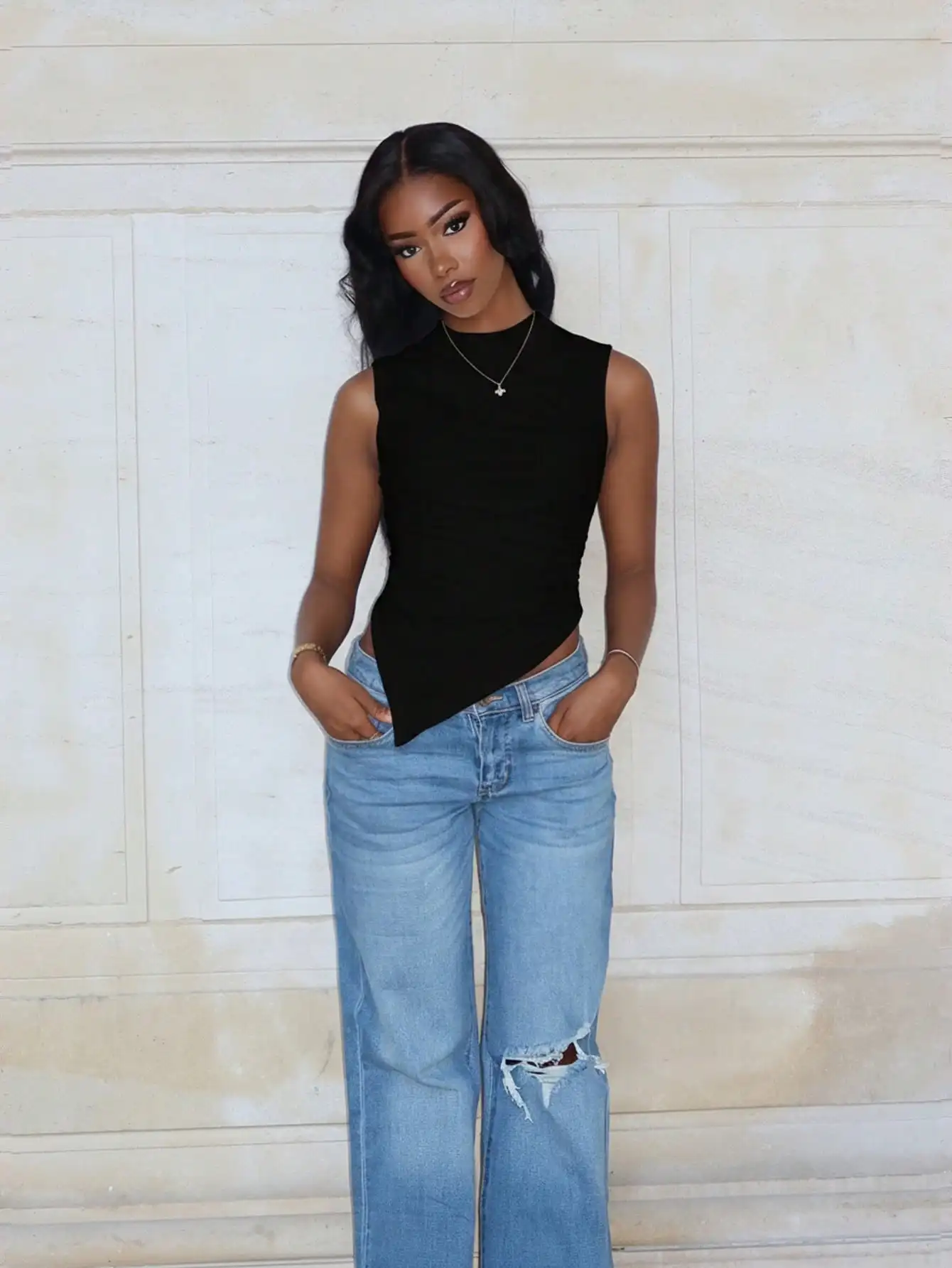 

Женский черный укороченный топ без рукавов с асимметричным подолом – повседневная модная майка