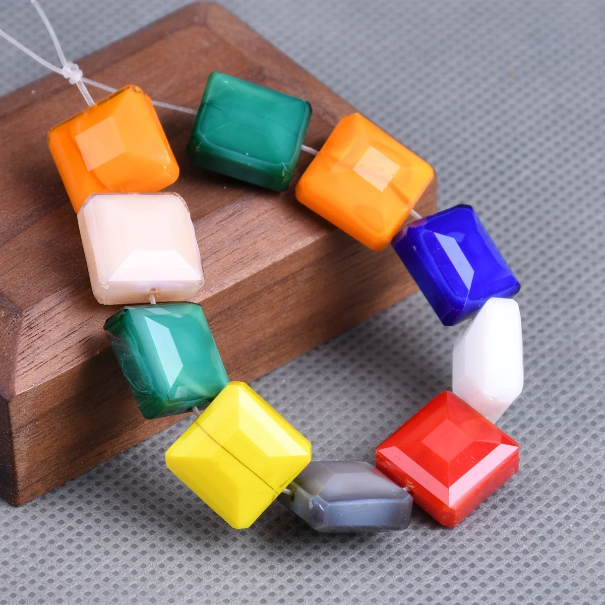 10 Stück quadratische, 14 mm große, undurchsichtige, facettierte Glasperlen für die Schmuckherstellung, DIY-Bastelzubehör – Detail 3