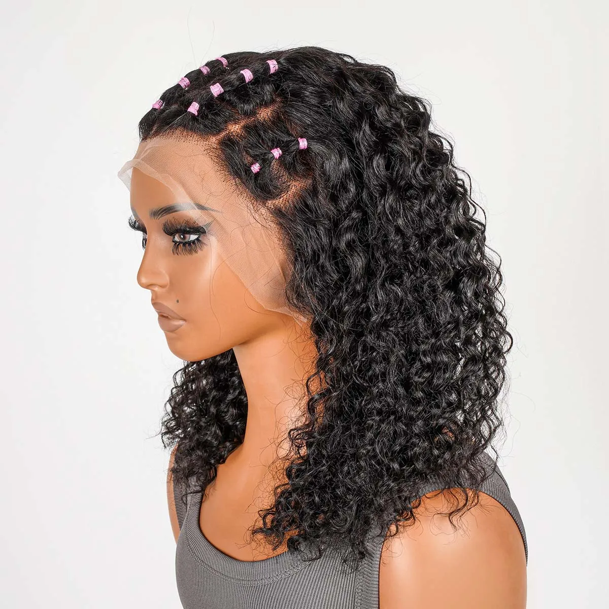 200% Плотность 13x4 HD Кружевной фронтальный парик Предварительно выщипанные Предварительно отбеленные Предварительно вырезанные вьющиеся волнистые парики с косой Натуральный черный цвет человеческих волос