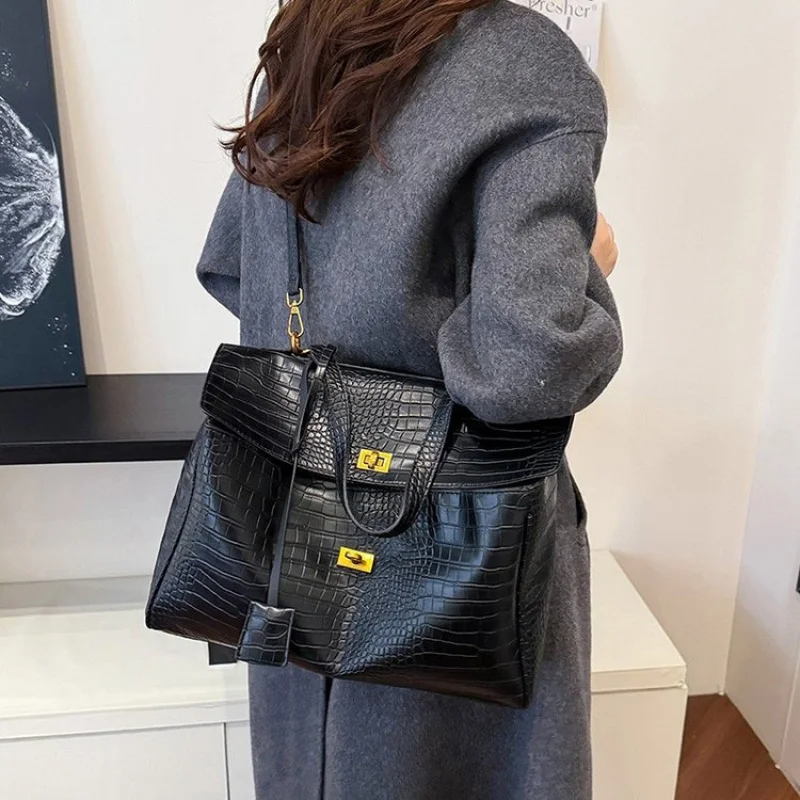 

High-End Women's Wave-Patterned Leather Tote Bag With Casual Vintage Paris Chic Commuter Look​