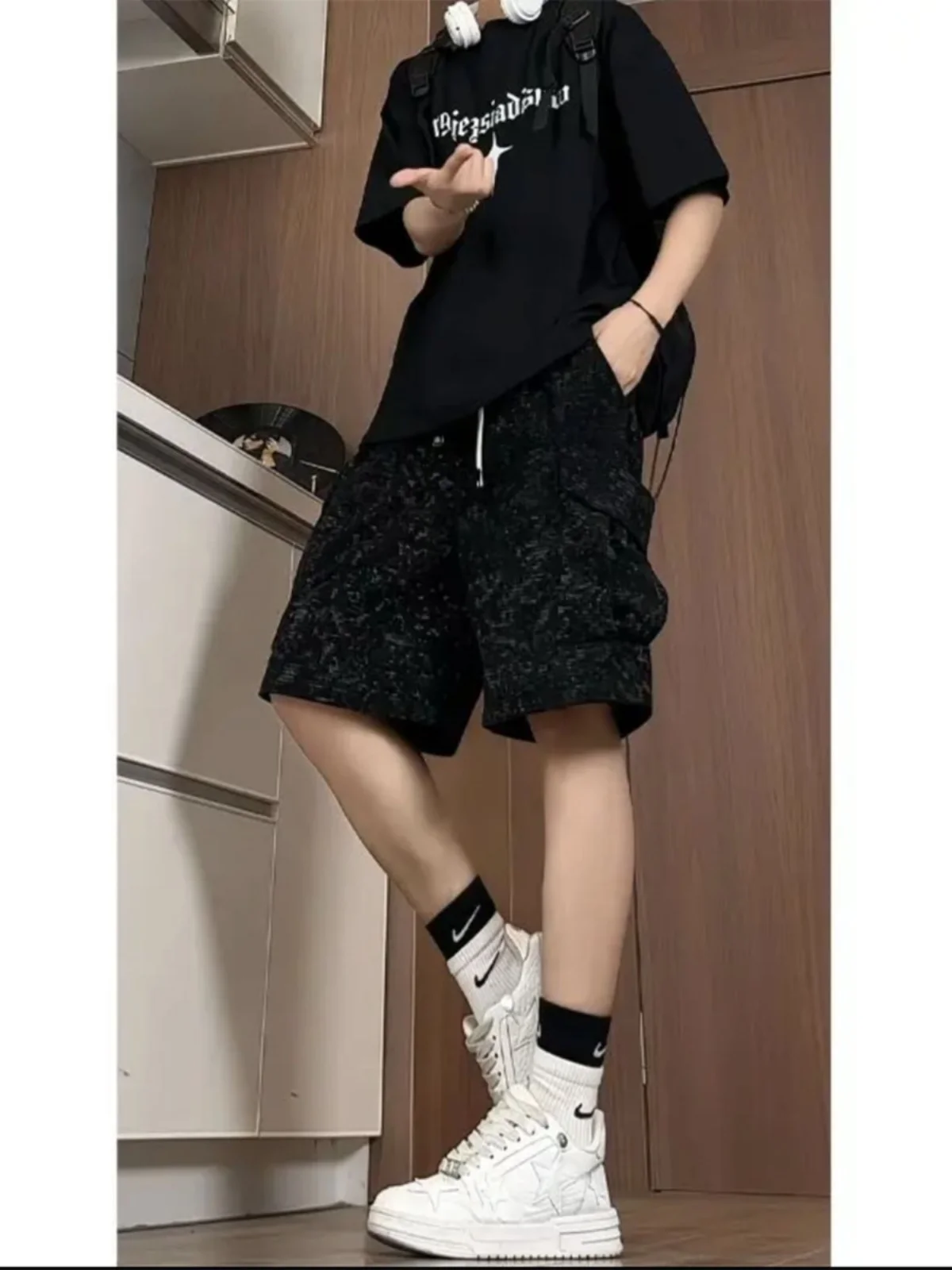 

Окрашенные в американском стиле брюки в стиле ретро. Модные повседневные мужские брюки выше колена с пятью точками. Спецодежда с большими ketми. Молодежная энергия.