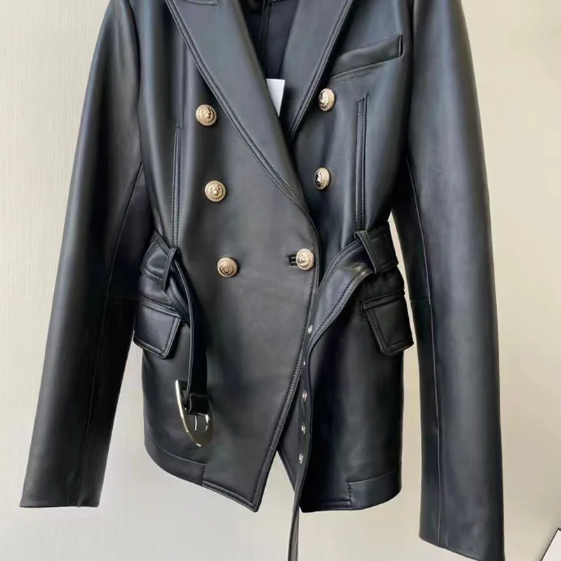 Chaqueta de cuero genuino de alta calidad con cinturón para mujer, abrigo de longitud corta para primavera y otoño, nueva moda con botones de Metal de doble botonadura