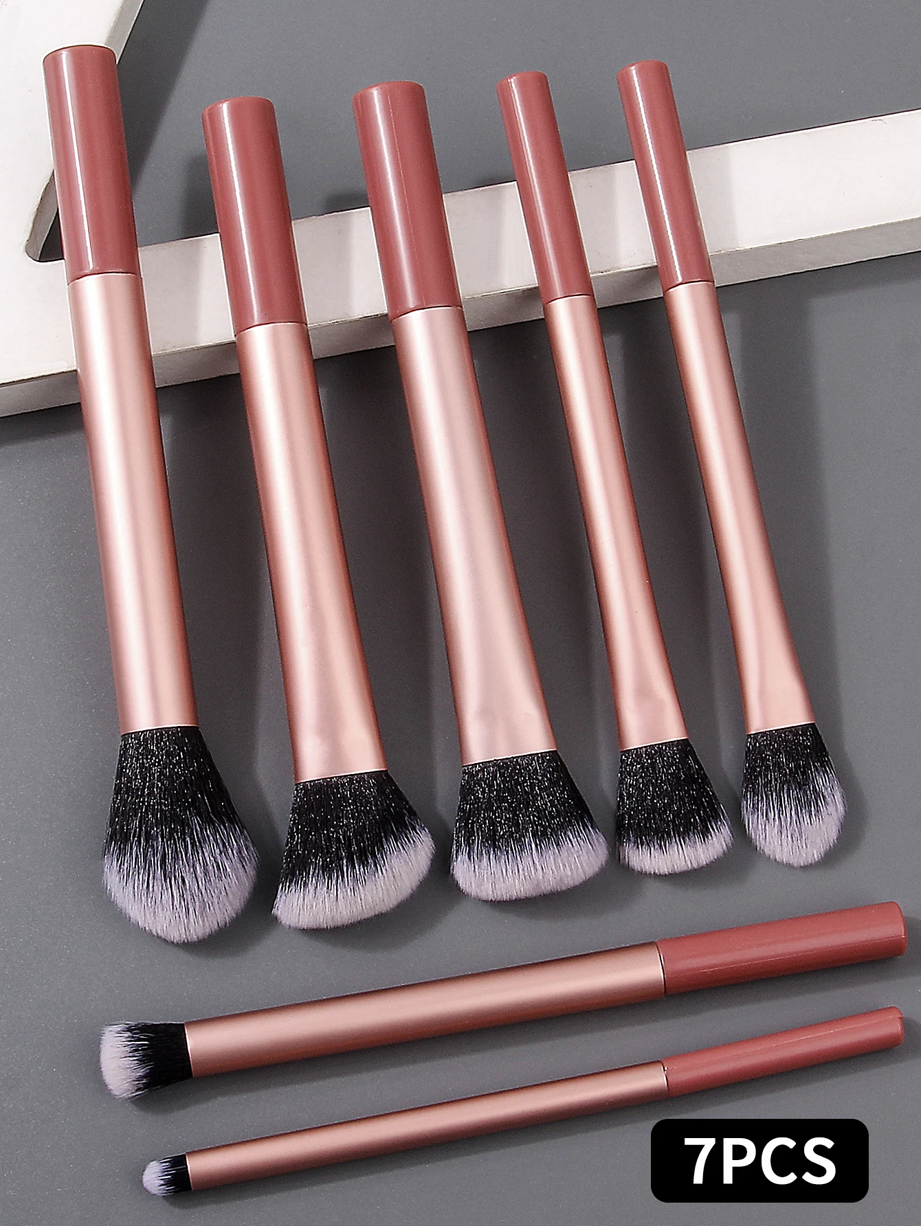 2025 New 7-piece makeup brush set:High-quality synthetic bristles,loose powder brush,blush brush,eyeshadow brush,concealer brush