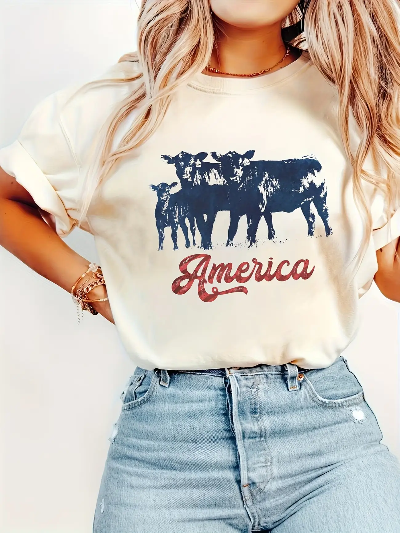 

Женская футболка больших размеров с коротким рукавом и принтом Cows America. Удобная и универсальная модель для повседневной носки, идеально подходит для летних образов.