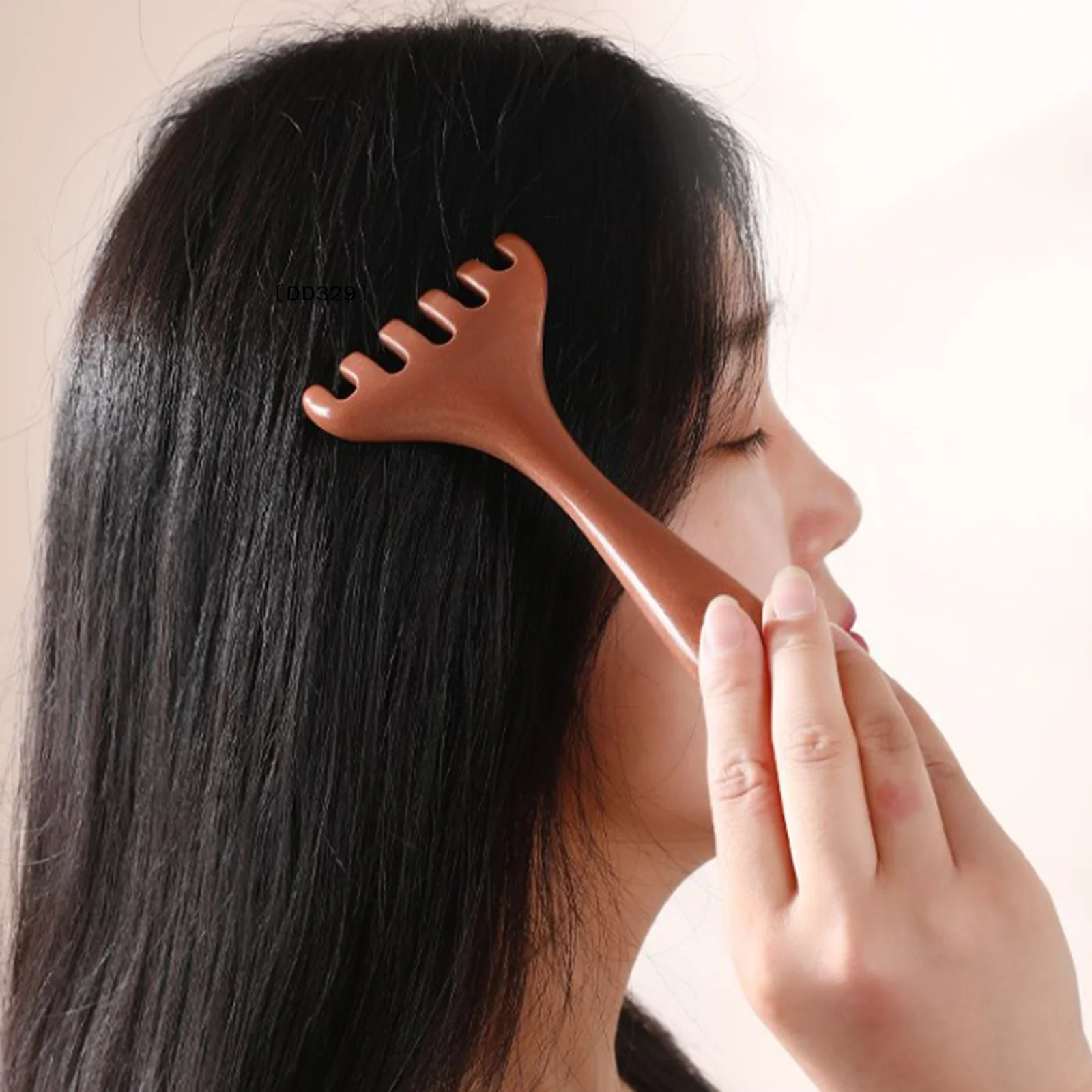 

1 шт. Имитация сандалового дерева, массажная расческа с шестью зубцами и длинной ручкой для массажа тела, мультимеридианный массаж, массаж шеи, кожи головы, лица, скребок для лица〔DD329〕