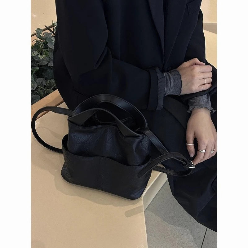 

2025 Новая модная универсальная повседневная нишевая сумка через плечо большой емкости из мягкой кожи, портативная сумка-ведро через плечо