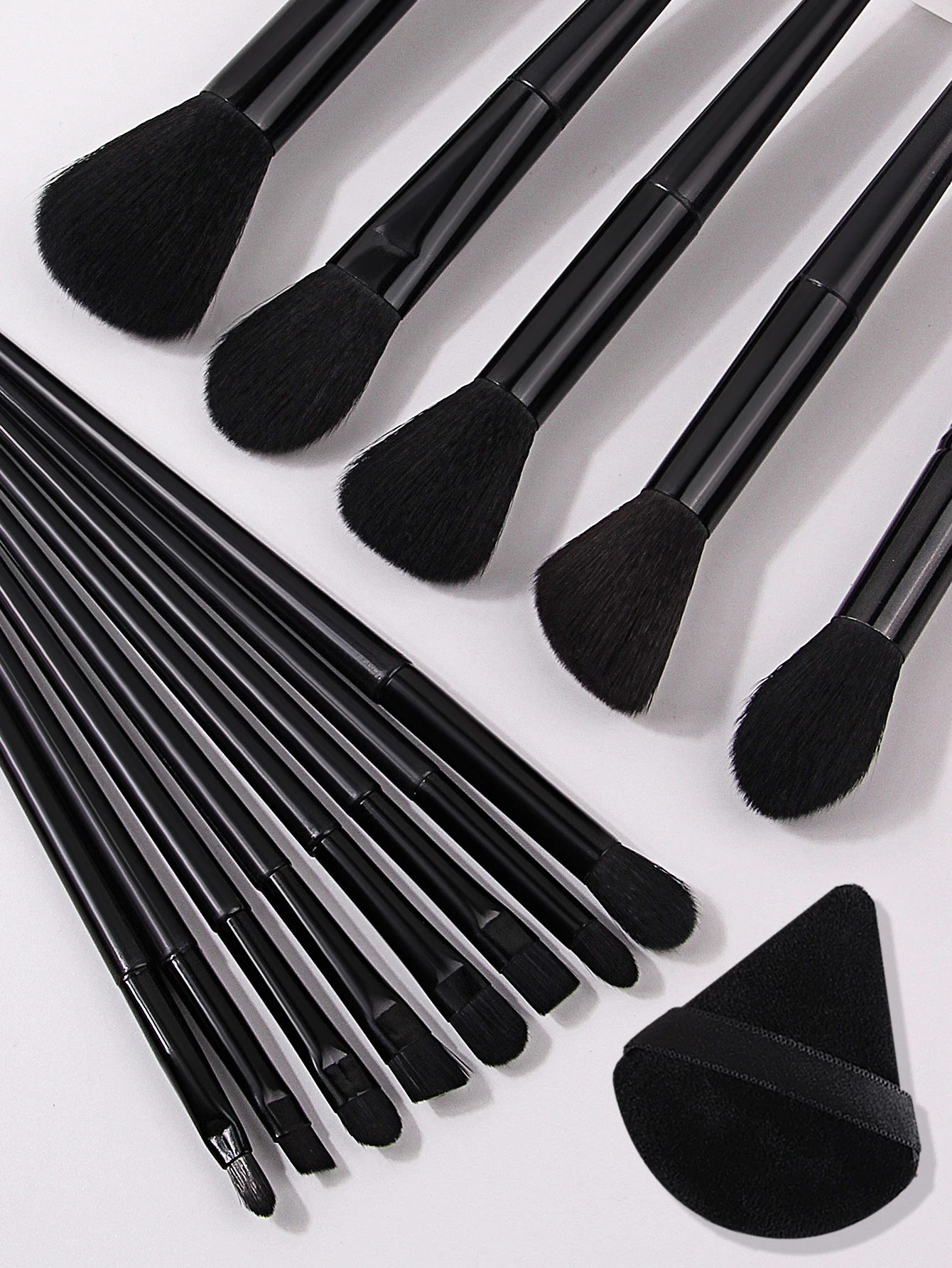 13-teiliges schwarzes Make-up-Pinsel-Set mit weichen Borsten, 4-teilig, trockenes und nasses Mehrzweck-Make-up-Powderfuff und Spongeegg-Make-up-Tools für Anfänger