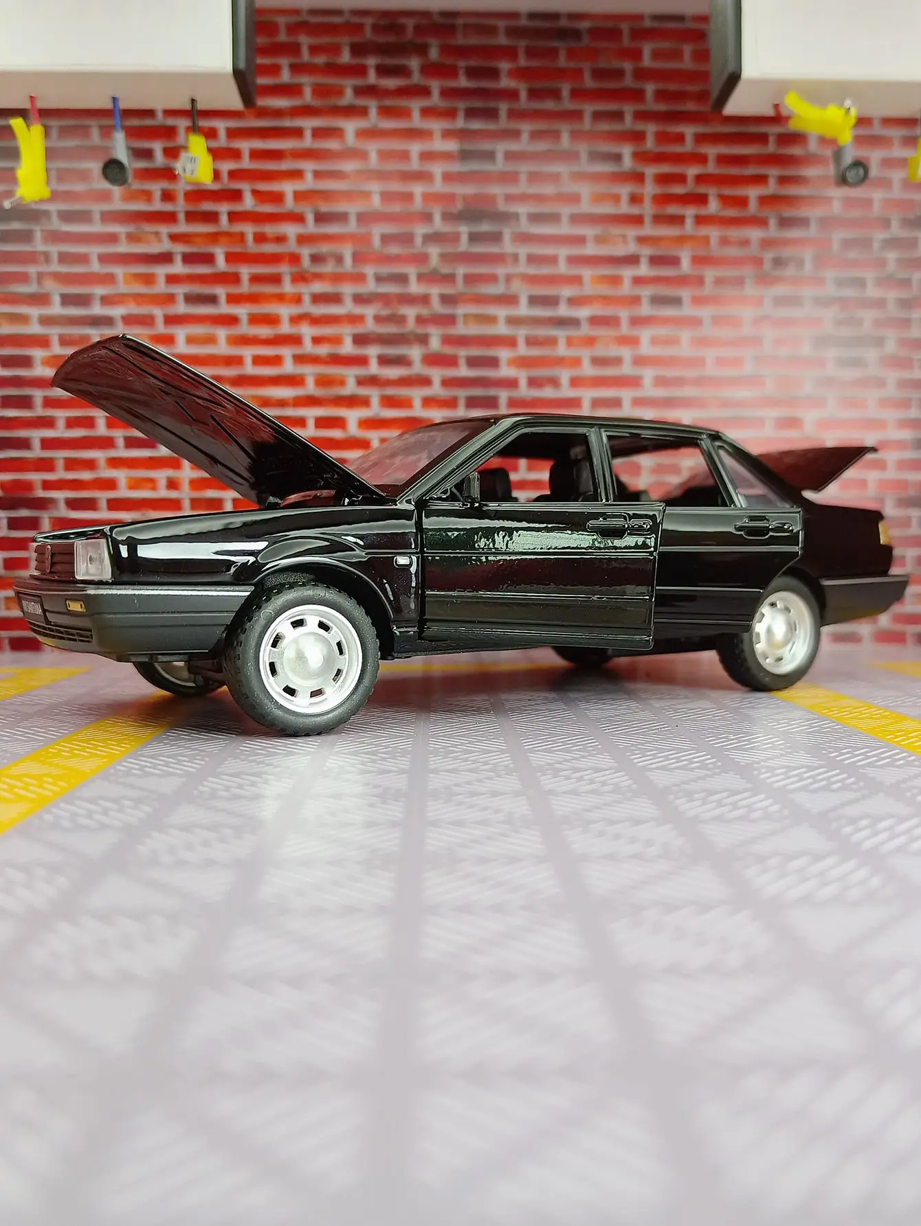 1:24 Santana aleación retro clásico coche modelo acústico-óptico coche extraíble se puede regalar como regalo de cumpleaños para amigos