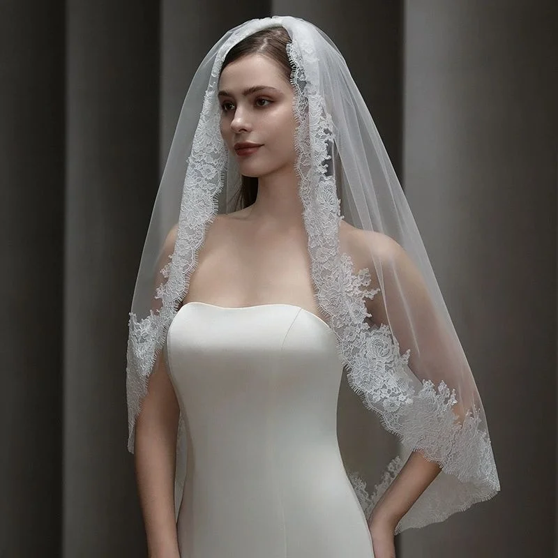 

One Layer Short Women Wedding Veil Ivory Lace Edge Bridal Veils with Comb Fashion Girls Photograph Headwear