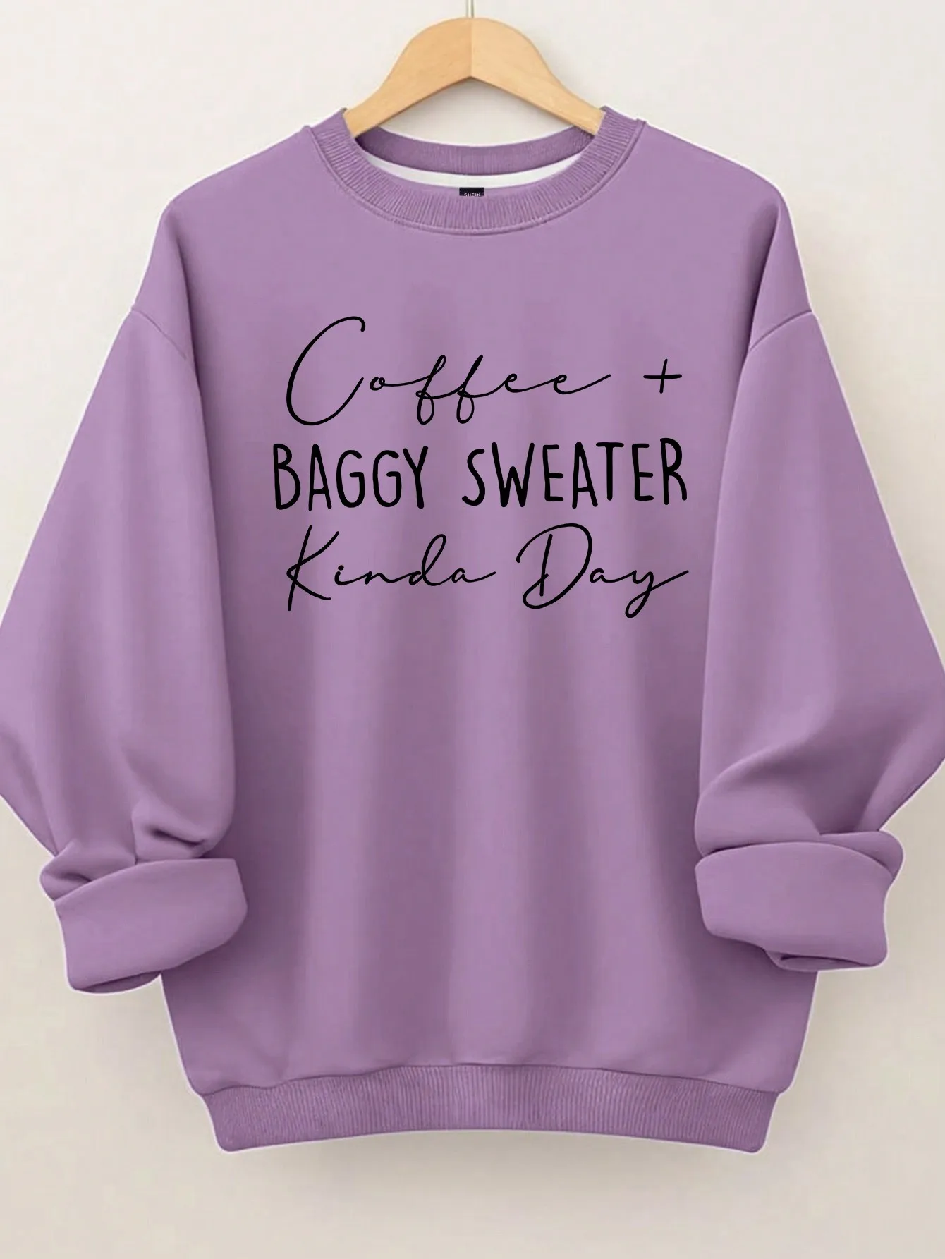 

Фиолетовый свитшот оверсайз с принтом «Кофе и свободный свитер»