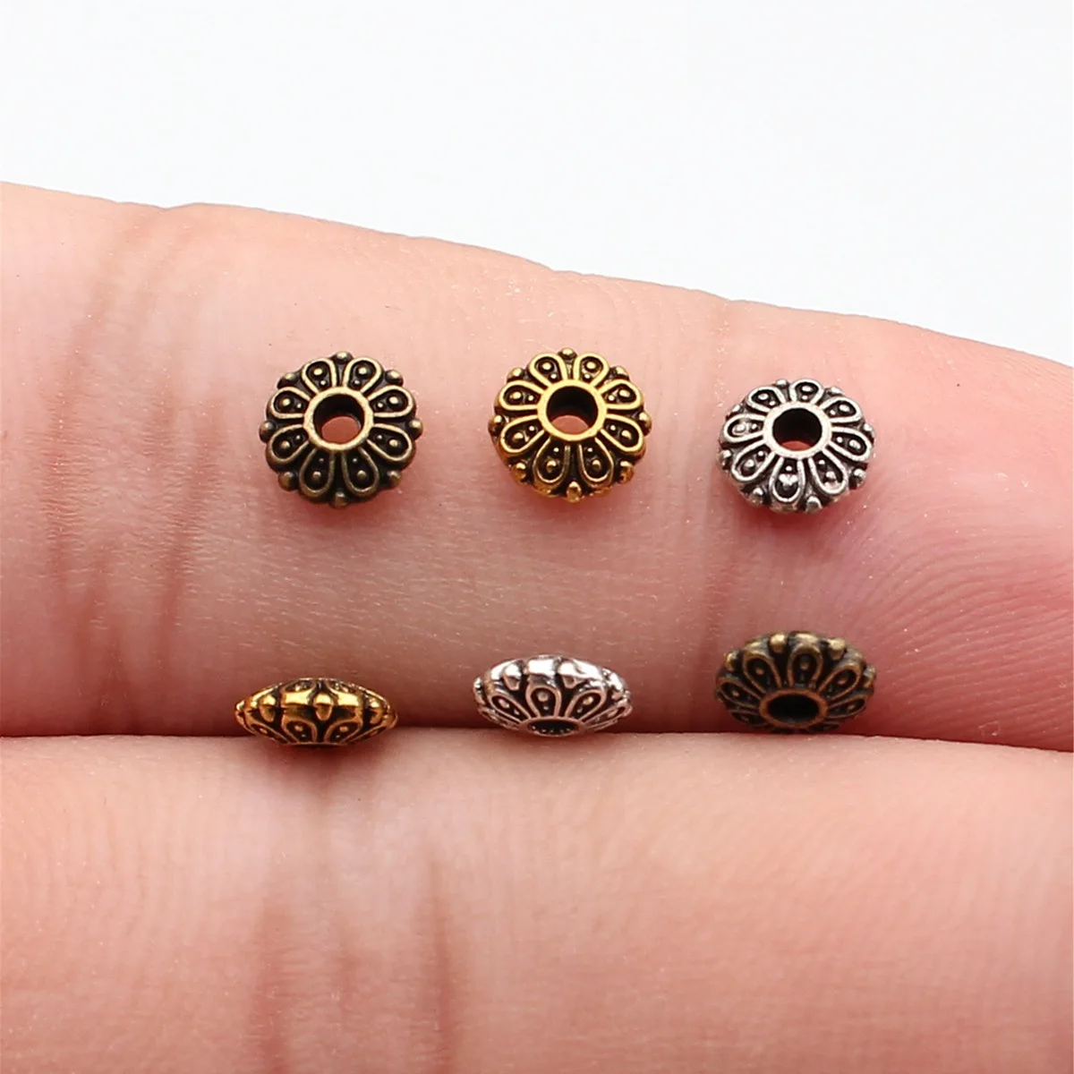 WYSIWYG 100 Stück 6 x 6 x 2 mm trendige kleine Lochperlen-Anhänger für die Schmuckherstellung, DIY-Armbandherstellung, 3 Farben