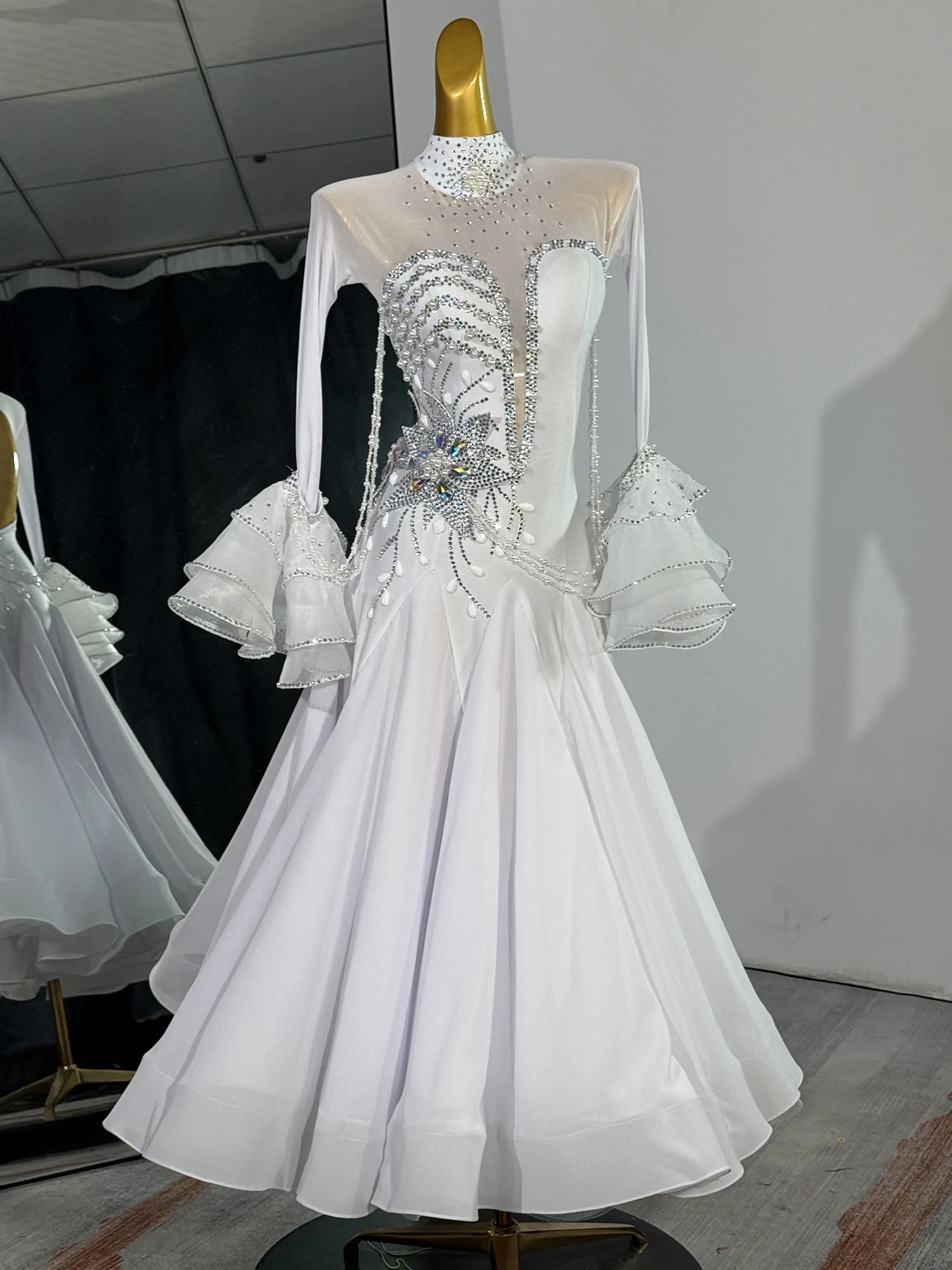 فستان قاعة الرقص الأبيض الأنيق المخصص - تصميم شخصي مع خطوط متدفقة وزخارف متألقة