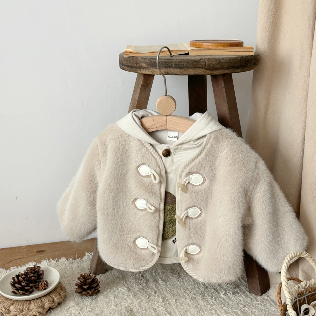 سترة قطيفة عصرية للفتيات الصغيرات مع بطانة شبكية وإبزيم قرن البقر معطف دافئ للأطفال الصغار ملابس شتوية