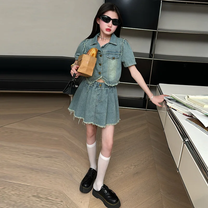 

Джинсовый костюм для девочек, модная повседневная Летняя юбка средней длины, комплект из двух предметов, простая повседневная одежда, лето 2024