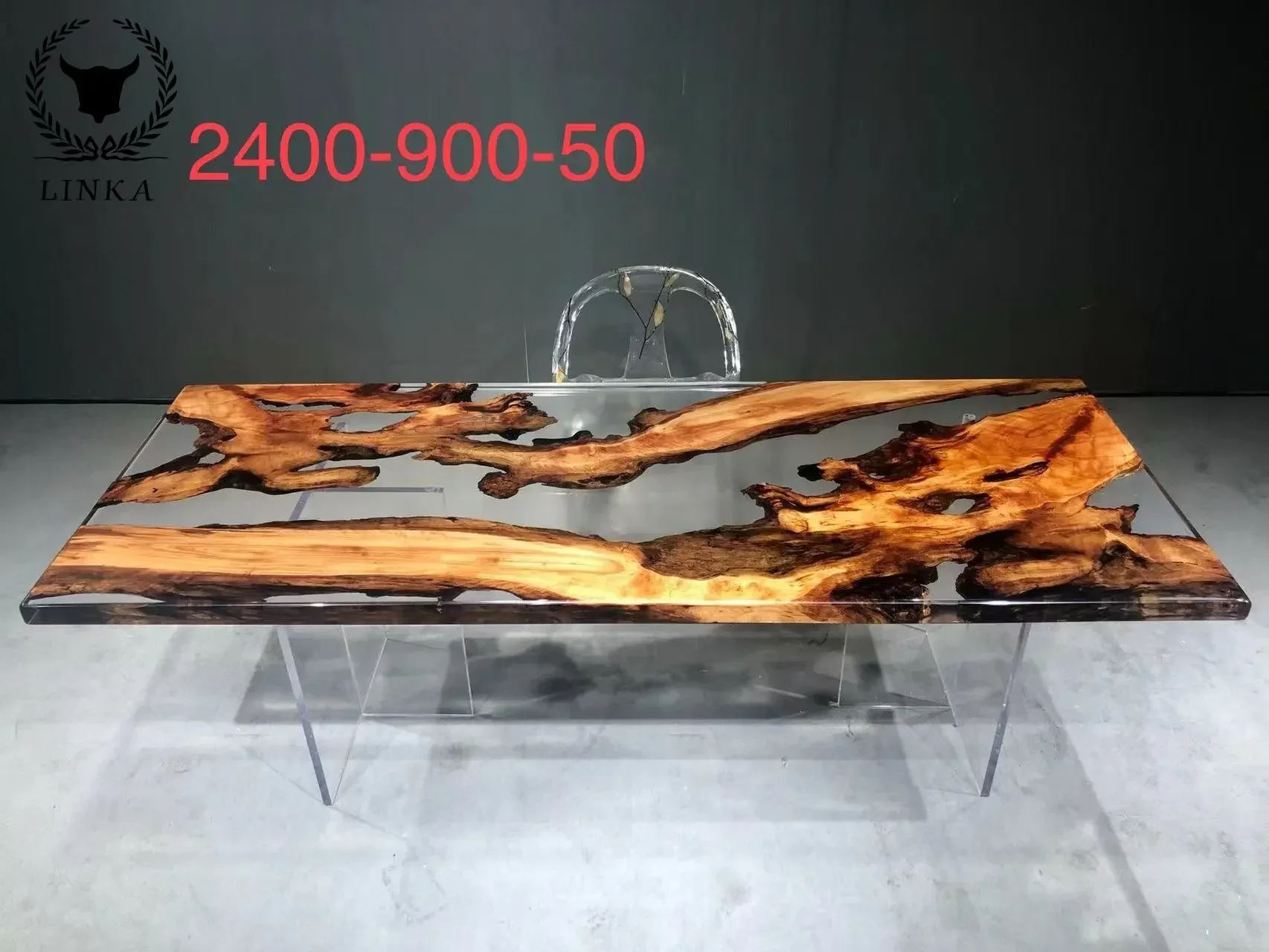 Customized spot gold camphor resin table Unique design solid wood crystal clear epoxy resin dining table river live edge table