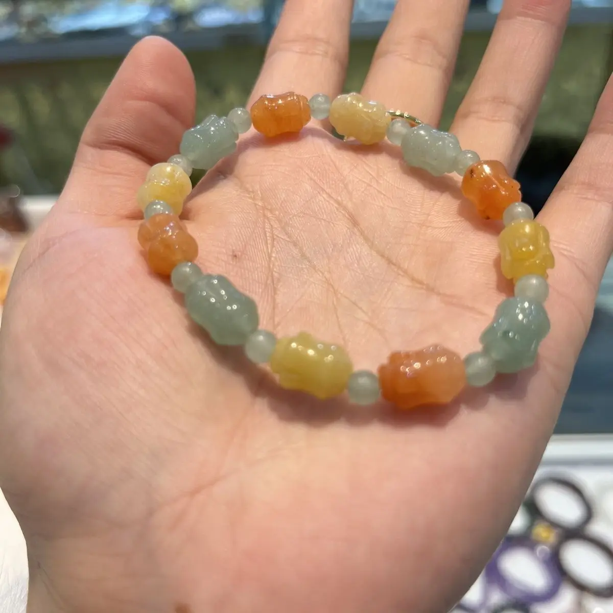 

Natural gold jade rose bud bracelet men's and women's bracelets are fashionable and versatile