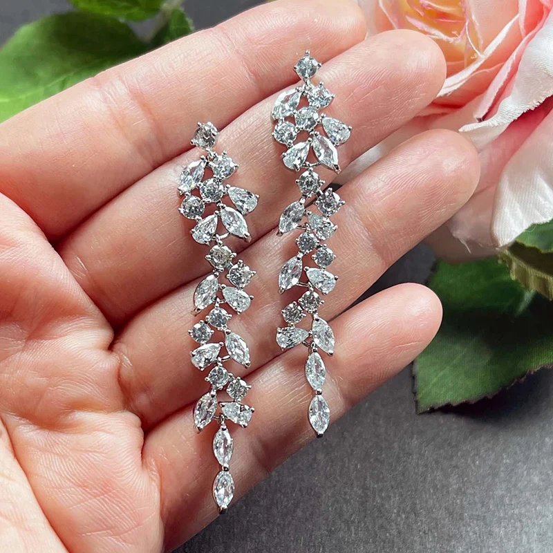 Huitan Romantische Blattform Lange Baumeln Ohrringe für Frauen Silber Farbe/Gold Farbe Funkelnden Zirkonia Luxus Trendy Schmuck