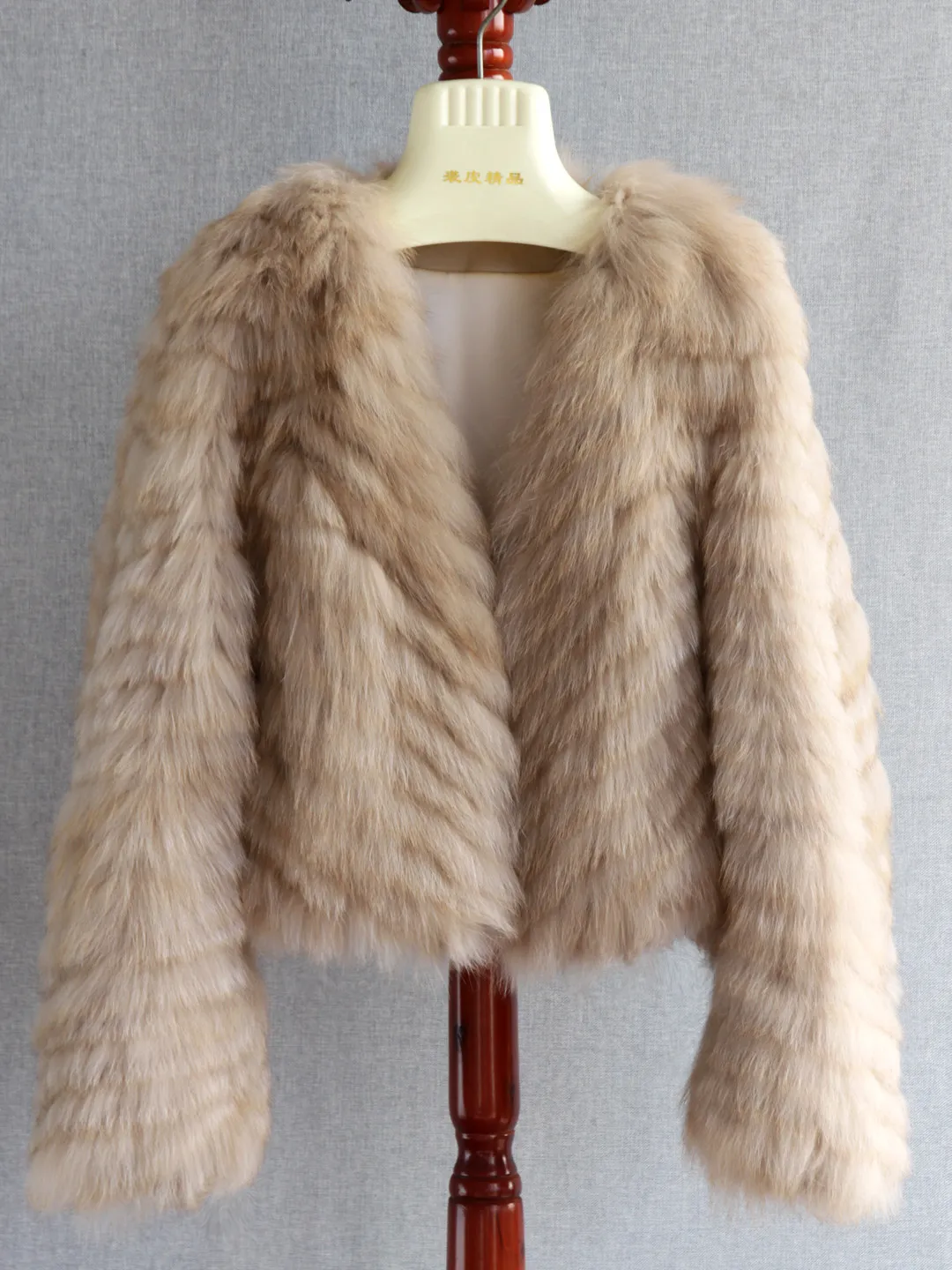 Krótka kurtka z futra lisa importowanego w 2025 roku, dekolt w serek, efekt rozmazanego sobola, szerokie rękawy, płaszcz z futra lisa w paski.