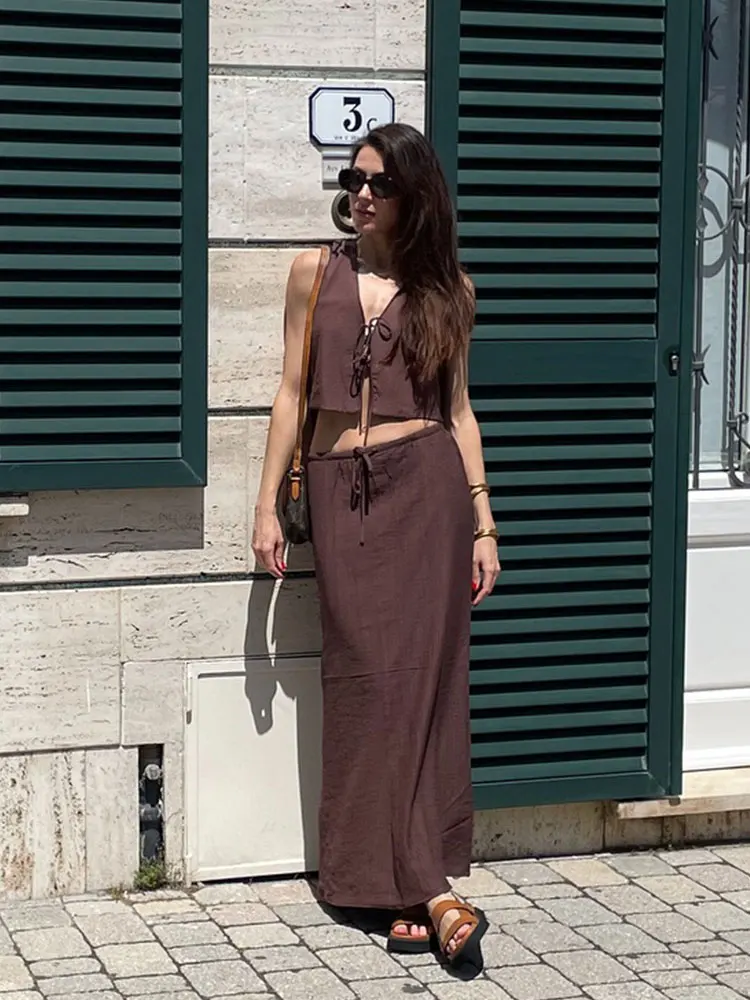 

2024 Лето Новый женский однотонный комплект с v-образным вырезом и шикарным бантом на шнуровке, короткий жилет, топ + свободная женская плиссированная юбка миди на шнурке