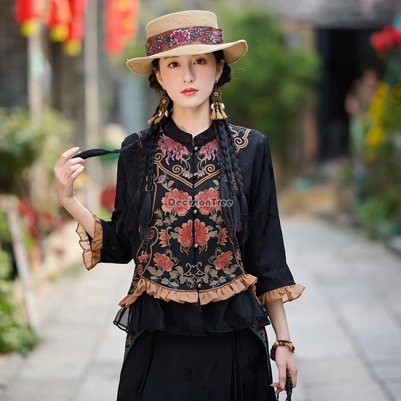 سترة قصيرة مطرزة من الساتان على الطراز العرقي الصيني بتصميم عتيق لعام 2025 وياقة واقفة وتصميم مرقع بلوزة بدلة تانغ t001