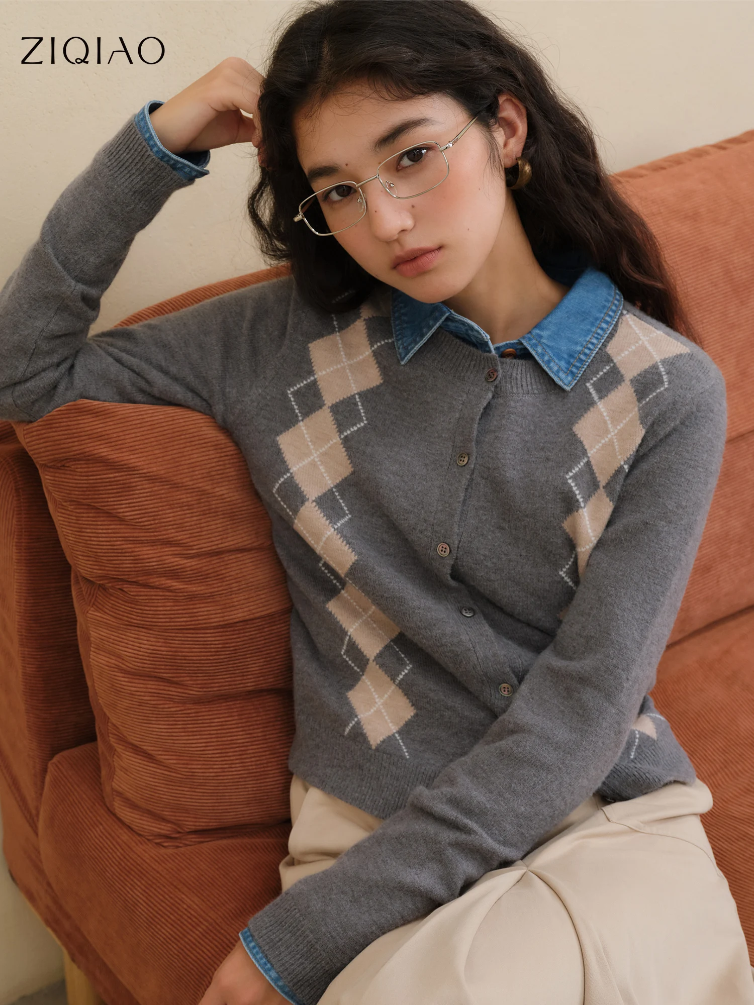 

ZIQIAO Retro British College Style Diamond-shaped Cardigan for Women 2025 Autumn New Round Neck Straight Shoulder Top 25ZQ93095