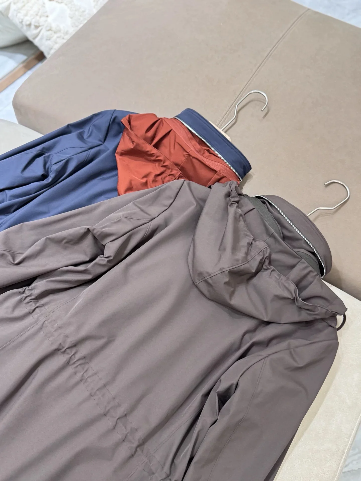 Manteau de voyage à capuche pour femme, veste chaude décontractée à quatre poches, de haute qualité, nouvelle collection automne hiver 25