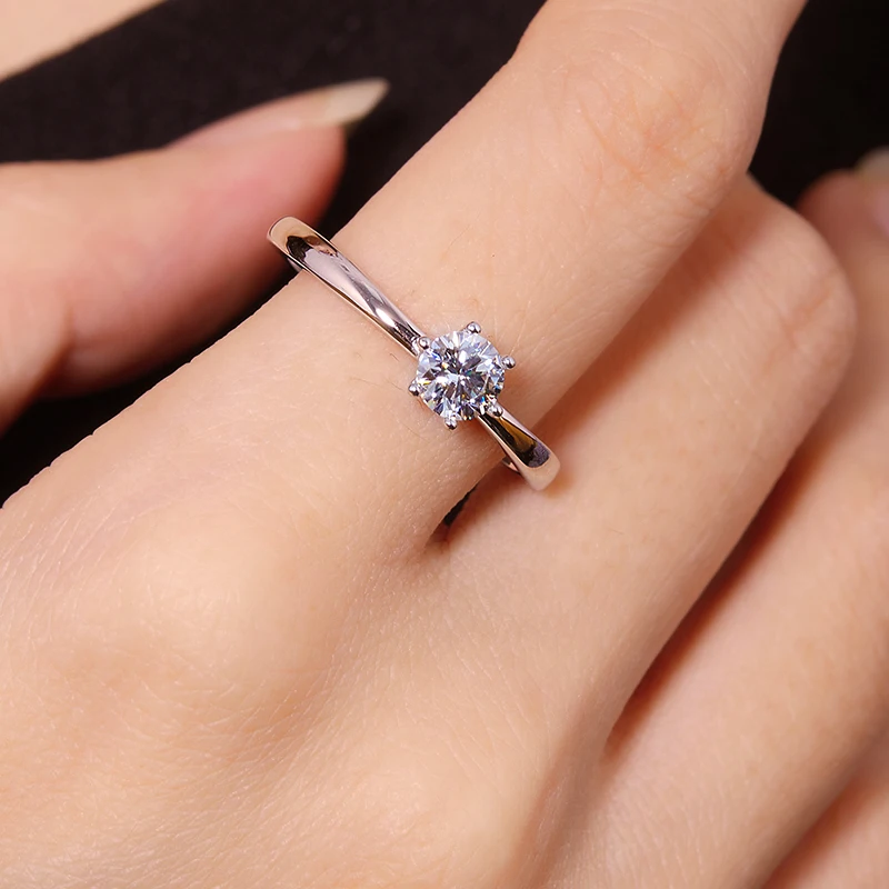 

A simple 0.5-carat laboratory-grown diamond wedding ring, for daily wear and gatherings with friends