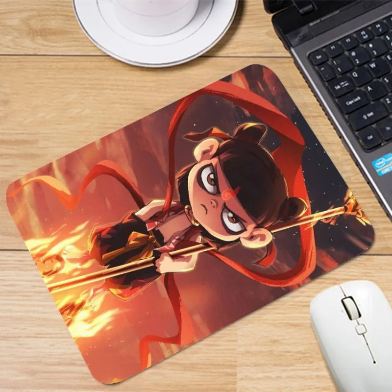 Nezha's Demon Child Roars in the Sea، لوحة ماوس رائعة بحافة قفل صغيرة الحجم، لوحة طاولة، لوحة ماوس لطيفة محيطية من Nezha 2