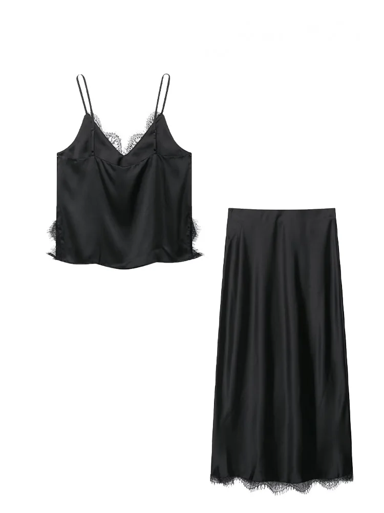 Letni damski komplet: czarny satynowy top na ramiączkach z koronkowymi zdobieniami, bez rękawów, z dekoltem w serek i odkrytymi plecami + midi spódnica.