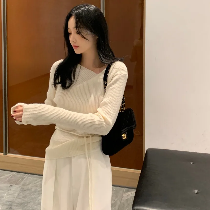 Chic V-Neck Long Sleeve Knitted Sweater Women\'s Slimming Top Autumn Winter Design Sense Belted Fashion Commute Style Pure Color