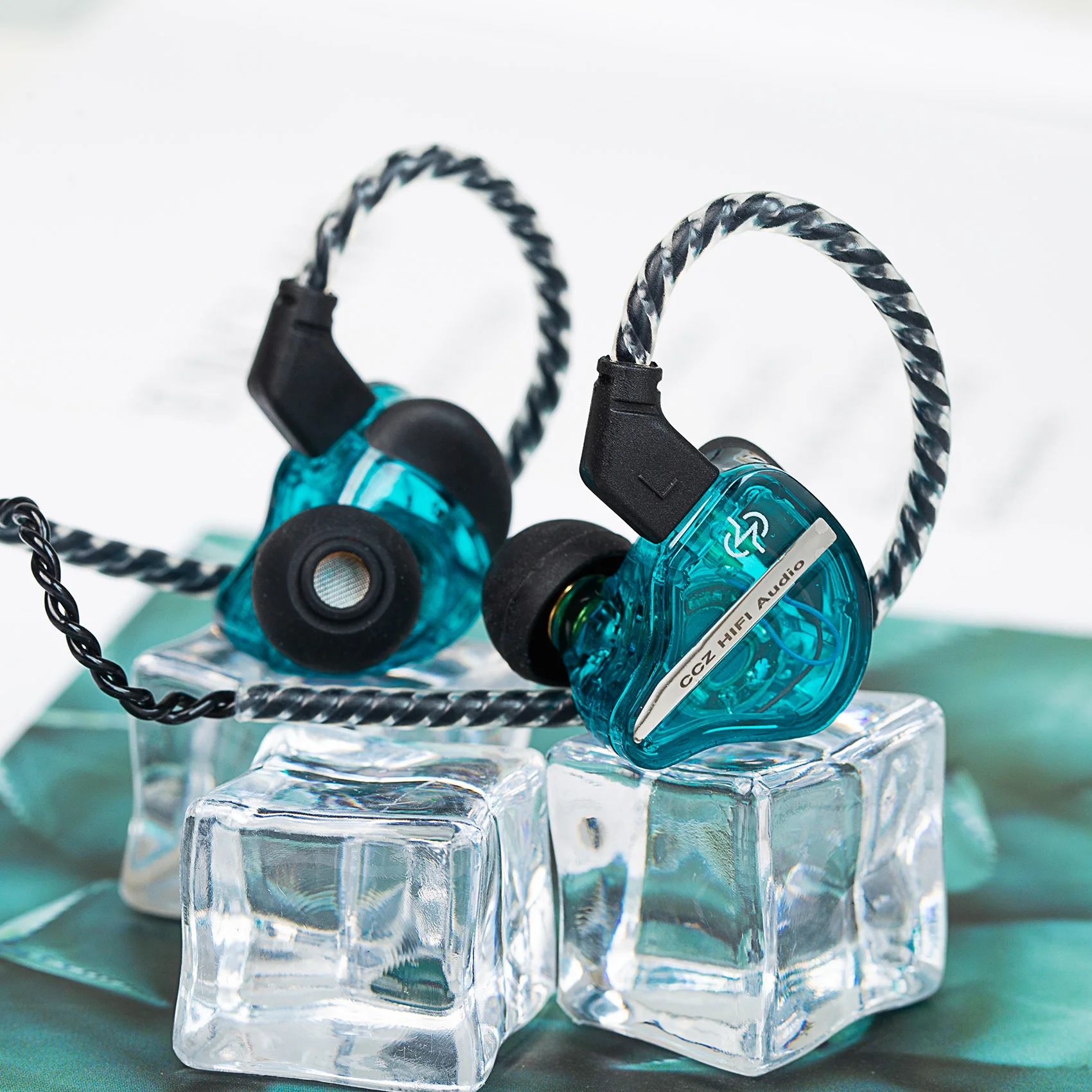 

CCZ DC01 PRO Ultimate Bass In-Ear Headphones—featuring a detachable 4N Oxygen-Free Copper (OFC) cable design