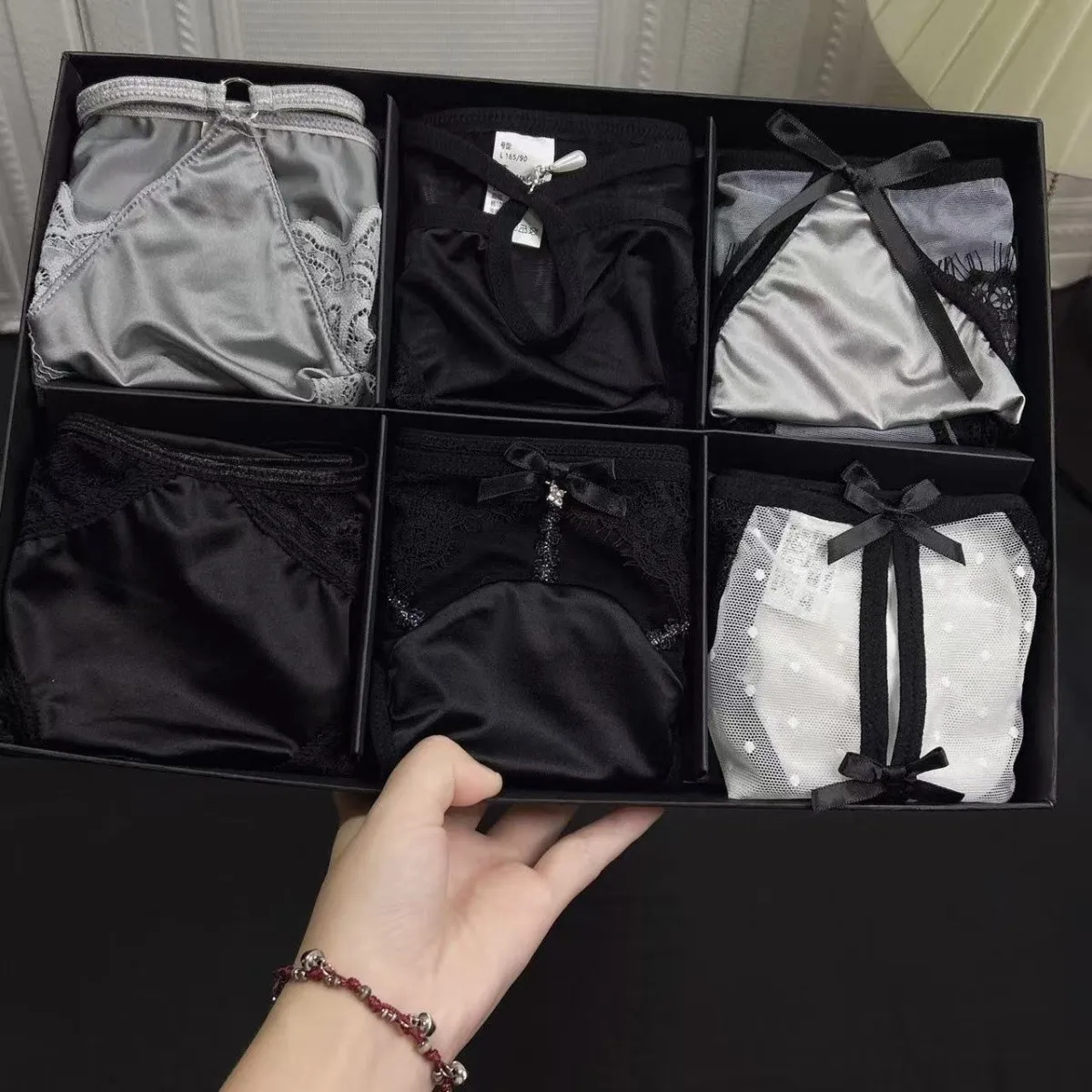 Ropa interior sexy de encaje negro para mujer, pantalones triangulares huecos sexys de satén